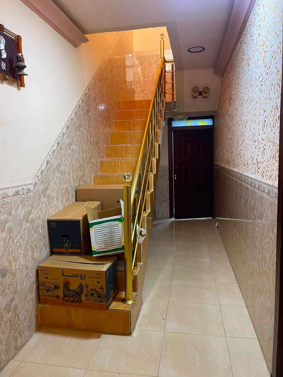 📍 للبيع – دار في منطقة أوبارة
قريب من مدرسة زورك الابتدائية وإعدادية أنام

🏠 المساحة: 188 متر

🔹 تفاصيل الدار:

* استقبال 4×6
* هول 4×4
* مطبخ 4×4
* غرفتا نوم:
    * 3×6 (مع أونص)
    * 3×6
* الدار بالكامل كاشي
* دكت تبريد
* درج معزول
* سقوف مغربية بالكامل
* كاميرات مراقبة
* كراج سيارة كبير

💧 الخدمات:

* ماء 24 ساعة
* فرع صب
* الكهرباء والماء باسم صاحب الدار

📄 الوضع القانوني:

* الدار ليس دورًا حكوميًا (تجاوز)، لكن تم تقديم معاملة كاملة للطابو في البلدية.
* عند البيع يتم نقل الملكية بموجب مكاتبة مع تحويل اشتراكات الماء والكهرباء إلى اسم المشتري.

💸السعر 45 مليون و بي مجال قليل

📞 للاستفسار: ***********
