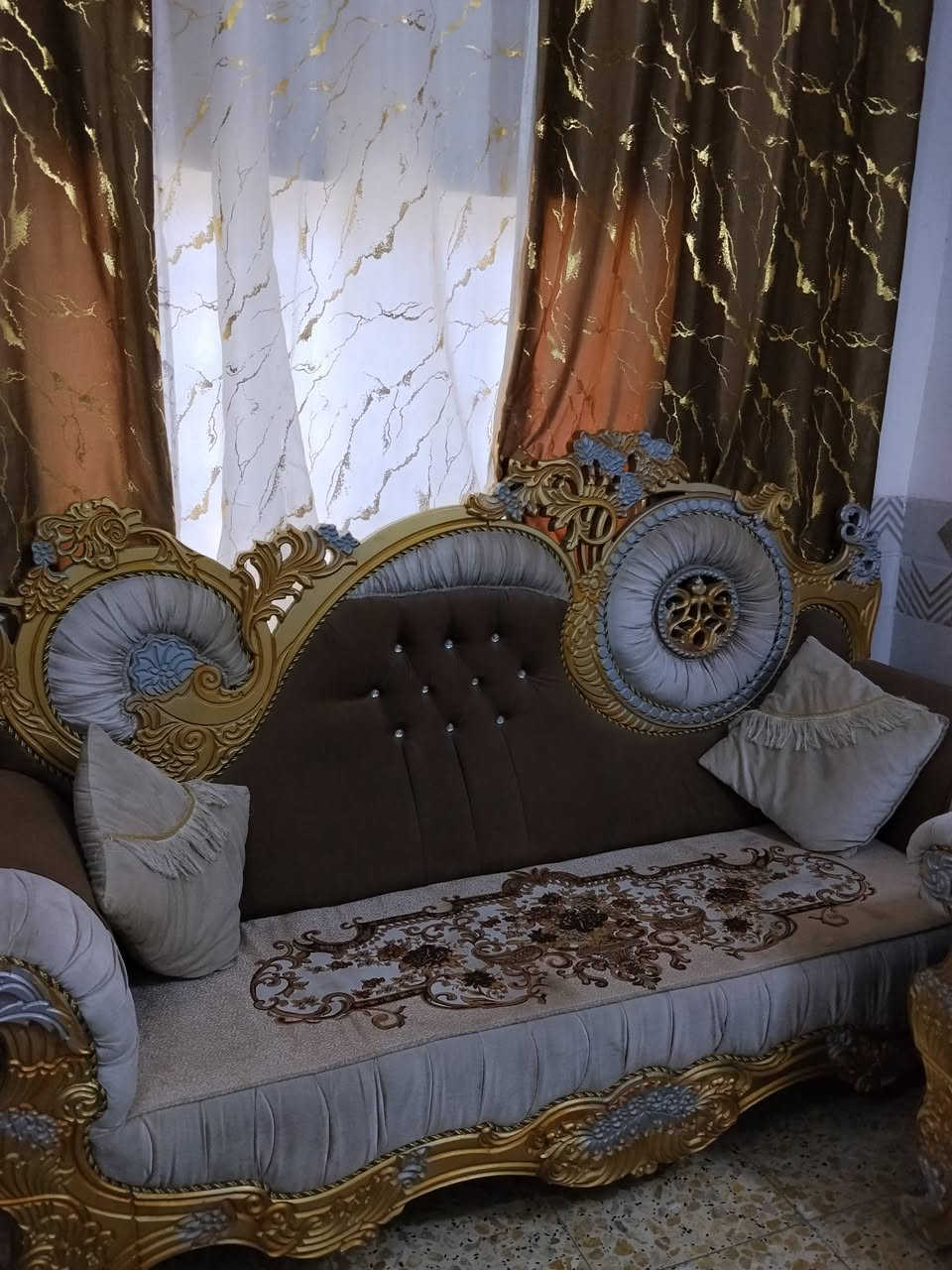 تخم تفصال للبيع نظيف اي ضرر مابي سبب البيع المكان صغير مع الطبلات اربعه وحده كبيره واتلاثة صغار واضح بتصوير المكان الحسينية الراشديه الجريخي السعر ٦٠٠و٥٠ وبي مجال رقم الهاتف ***********

