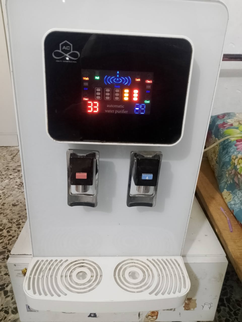 السلام عليكم براد وفلتر ماء ماركه AC نضام كمبريسر   تصفيه وتحليه وتعقيم ماركه ماء بارد وماء حار  معروفه اخذته قبل 400 هسه عندي نقله مال بيت ابيعه سعر مناسب جدا 150 الف الاتصال ***********
