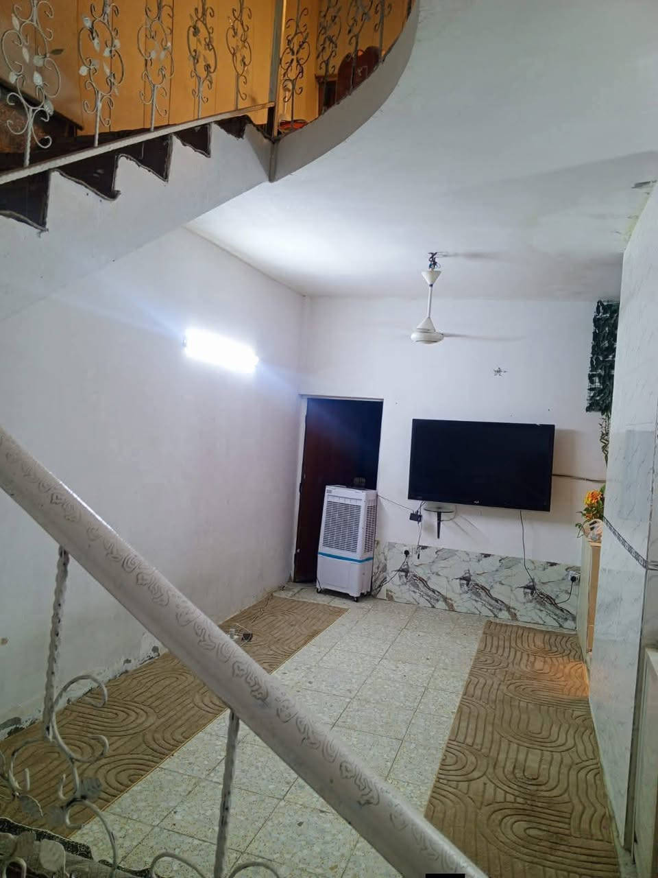 السلام عليكم
بيت طابو زراعي ١٠٠ متر الزعفرانية شارع الكهرباء قرب صيدلية زينة علي 
 طابق ونص بناء بلوك 
الطابق الاول يحتوي على طرمه وغرفة خطار 4×7 وحولي 5×7ومطبخ وغرفة نوم5×4 وصحيات
  الطابق الثاني سندويج يحتوي على غرفة نوم وحولي وصحيات وسطح
لمعرفة السعر
التواصل على هذا الرقم 
***********
