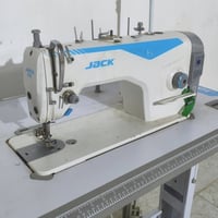 للبيع مكينة خياطه جاك F5 سعر 325وبيه مجال بسيط للتواصل رقم07716737851