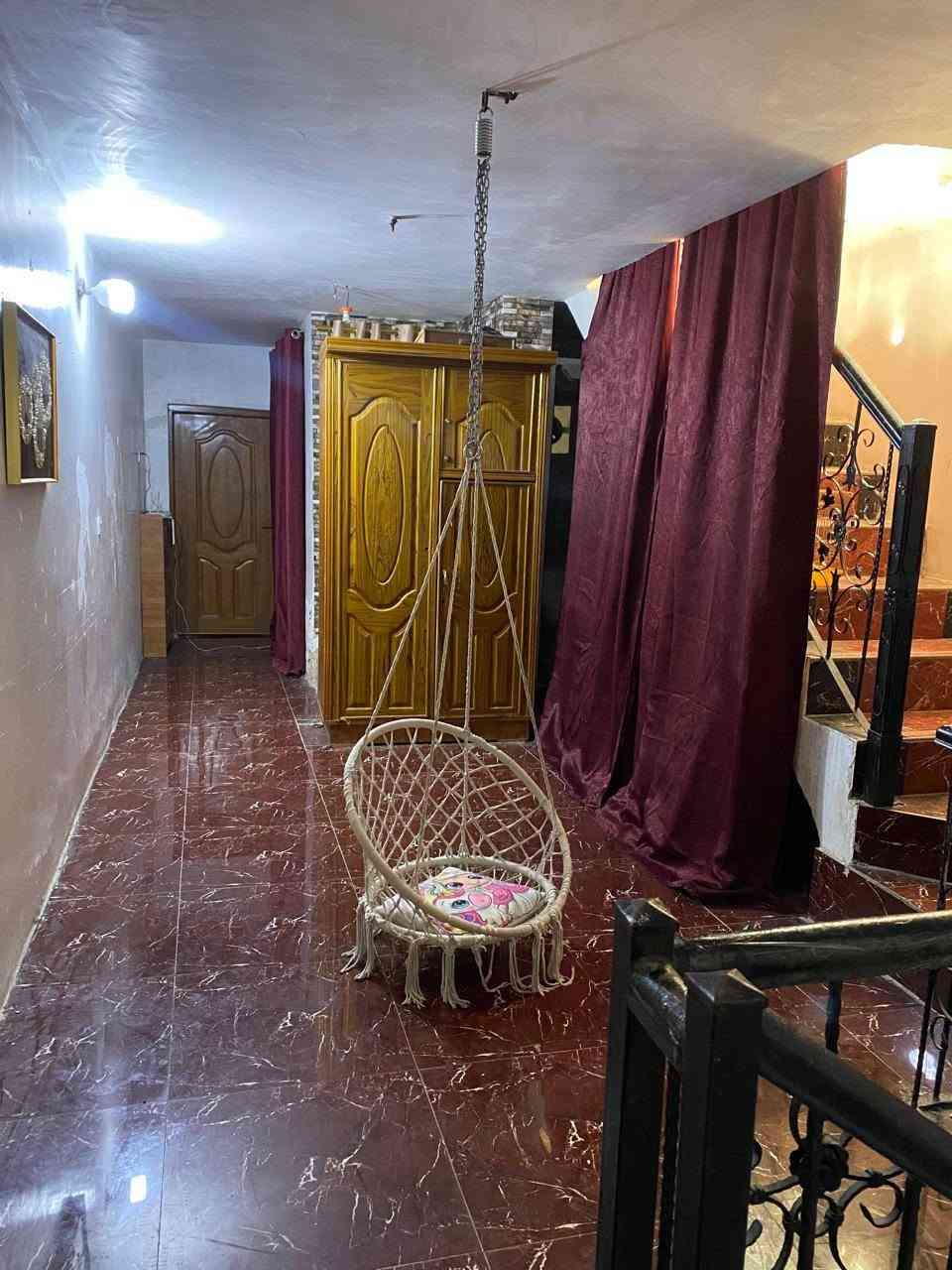 السلام عليكم مشتمل للبيع المساحة ١٠٠ متر الوجه ٤ نزال ٢٥ طابو ملك صرف يحتوي الطابق الأول استقبال مطبخ خدمات منور غرفه نوم الطابق الثاني ٢نوم الموقع مميز البياع الشهداء شارع المضخة الثاني خلف مدرسة المانية الاتصال ***********
