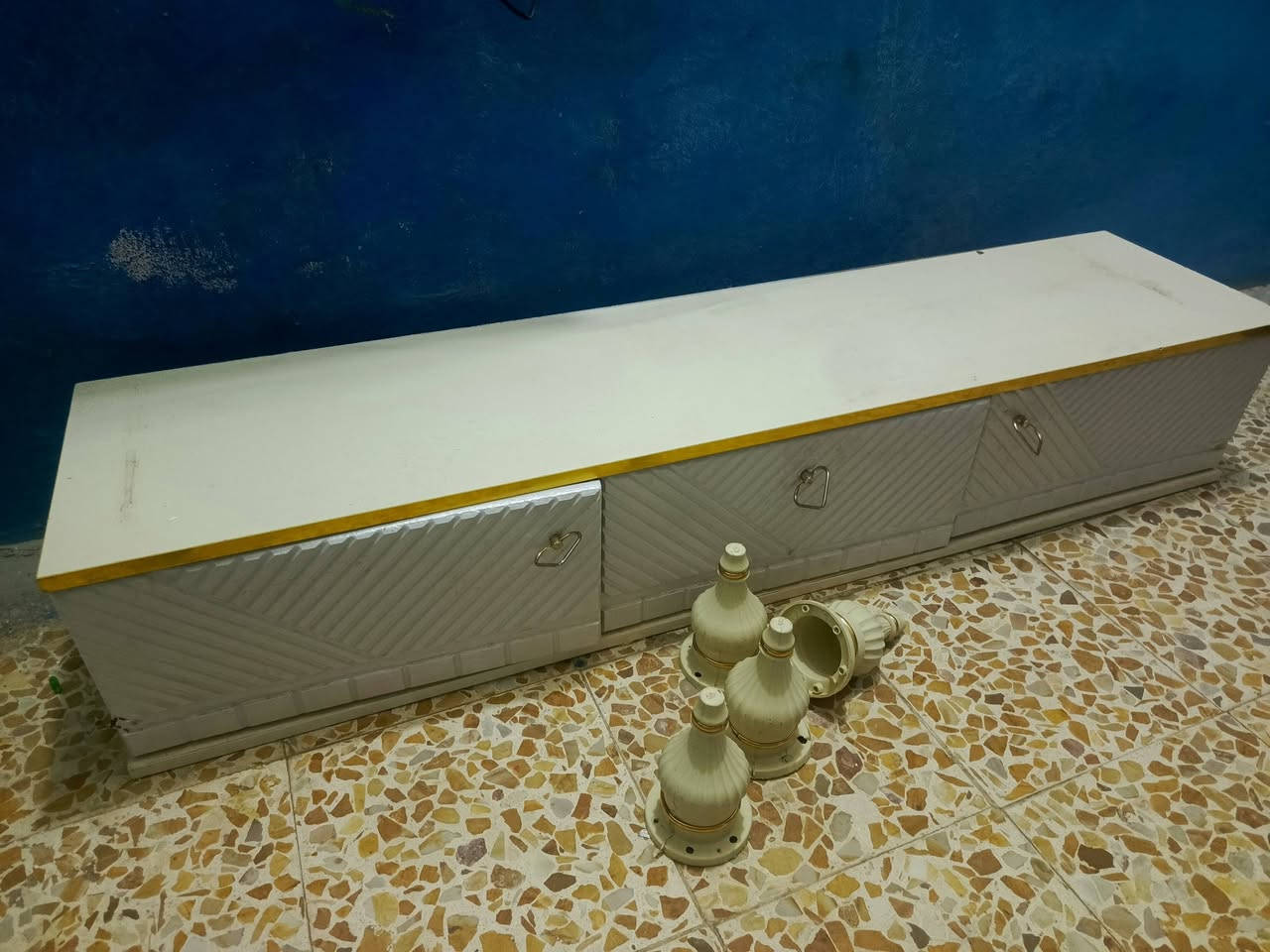 ميز بلازمه رجلين مكسورات
20قفل 
***********

