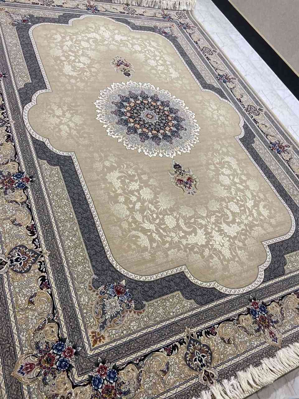 سلاو ئەم دوو فەرشەمان هەیە خوا وەکیلی بەس بۆ وێنەکە داخراوە 700شانەیە هەردانەیەکیان دونیو بەسێو نیوە نرخی 400هەزارو معامەلە  ناونیشان کەلار ژ.م***********

