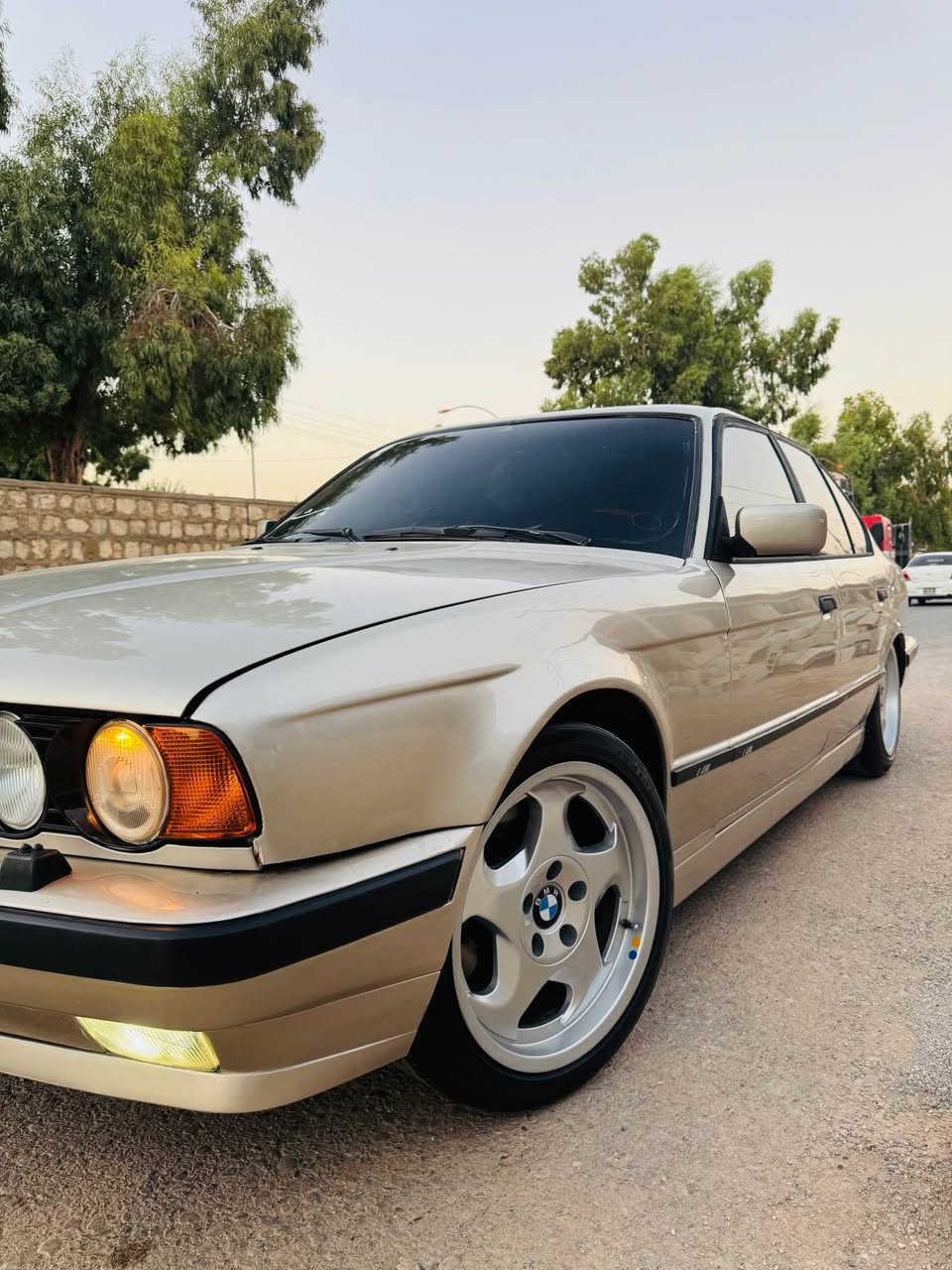 ماشالا شتي تا قانه و جوان 
بيئيم مؤديل 1991 فولي گيرعاديي سه ياره كه ئارم پلاستيك دهوكه به شه رتي هه موو سه يته ره و مه فره زه ك ده فروشم هه موو گياني به شه رت چوارتايه ويلي نوئ نوئ له سه چه مبه ره گه وره لايد بيلادي هؤك بيلادي ده عامي بيلاديي كوشين جلده سلايته هه موو كياني به شه رت مه كينه ٥٢٠ گيرعاديه له رسم جوان ترنه بوو مه سره فت به زياده وه ده ده مه وه شوين كويه *********** هه موو شتي له سه ره كويسينجاك, أربيل
