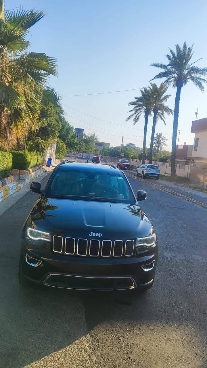 السلام عليكم ورحمة الله وبركاته
للبيع جيب گراند شيروكي ليمتد لون أسود ماشية فقط ( ٤٤ ألف ميل ) وبحالة ممتازة جداً موديل ٢٠١٨ بمواصفات خليجية وبحجم محرك ٣٦٠٠ دفع رباعي 4*4 وگير طيارة  ( ٨ سرعات ) بصمة وترحيب وتشغيل عن بعد وفتح وقفل الصندوق الخلفي عن بعد ومودات قيادة وداخل جلد لون بيجي + وضعيات قيادة خزن ميموري + فتحة بانوراما + مرايات شفط + اشاير بالمرايات+ شاشة تحكم و تبريد شاشة لمس + صندوك كهرباء + تبريد قطعتين أمامي وخلفي + تدفئة وتبريد بالكشنات+ كشنات خلفية قلاب + لد نهاري + حساسات خلفية وأمامية + رادار مانع تصادم + هوكات سحب + ويل كب كروم حجم ٢٠ + حساسات إطارات + سبير ما نازل مع عدة الشركة والطفاية والمثلث والكتلوكات كلها على البلاد وباقي المواصفات معروفة والسيارة بأسمي 
السيارة خليجية كلين بس هنا بالعراق صار بيها طخة بالباب الخلفي وصار بيها صبغ بالحواف مال الباب وتم تبديل الباب اللي جنب السائق نتيجة ضربة دراجة دليفري 
والشراي يفحص وين مايعجبة وإن شاء الله الموفقية للجميع 
السعر المطلوب ( ٢٥٠٠٠ $ ) 
مكان السيارة بغداد / زيونة
رقم الهاتف ( *********** )
