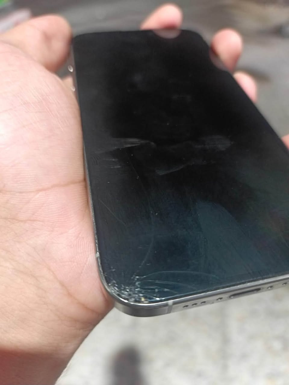 آيفون 15 برو • ١٢٨ • شاشة مشروخة