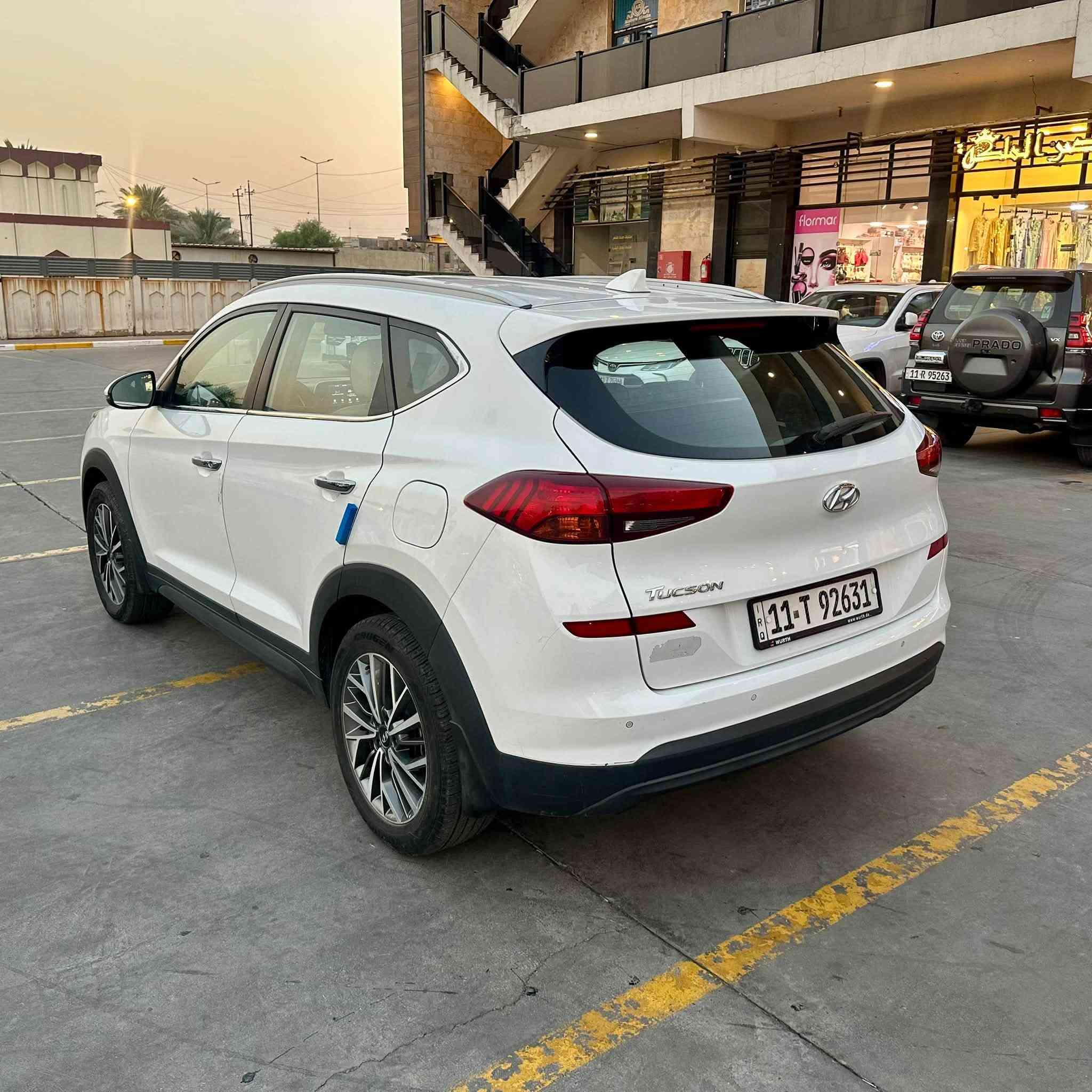 HYUNDYI TUCSON(وكالة القاصد)
الموديل :-2019
عداد المسافة :-70000 كم
حجم المحرك :-2000 doch 
لوحات التسجيل :- بغداد  سنوية مجددة 2029 
المواصفات :-
1- بصمة ابواب وصندوق وتشغيل
2- نظام ترحيب عند الاقتراب
3- كرسي السائق كهرباء
4- كشنات جلد
5- شاشة اصلية +كامرا خلفية
6- اريل نفكيتر
7- شاحن واير ليس 
8- وبقية المواصفات الاساسية .
السعر :-17.800$بيه مجال جدا جدا بسيط
العنوان :- جانب الكرخ/ حي الخضراء
للتواصل :-***********
السيارة مكفولة من الحادث والبارد والصبغ
