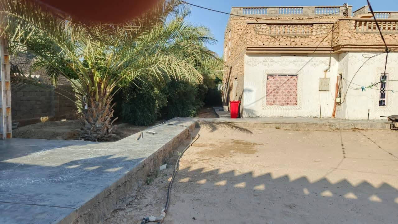 دار سكن للبيع.
في ناحية بروانة(قرب محطة وقود بروانة 
قرب مدرسة ساطع الحصري. 
طابو زراعي. 
مساحة الدار 1600م. 
يحتوي الدار على ما يلي. 
الطابق الاول: 
كليدور. 
ديوان. 
هول. 
غرفتين نوم. 
صحيات داخلية معزولة. 
مطبخ حار بارد. 
صحيات خارجية واسعة. 
ارتفاع سياج الدار 2/5
الطابق الثاني: 
3غرف نوم. 
ملاحظة.
يوجد فيه بئر ماء. 
اشجار مثمرة 7 زيتون. 
17نخلة مثمرة. 
برتقال مثمر. 
وليمون مثمر. 
السعر خاص رقم ***********
يبعد عن محطة وقود بروانة تقريبا 700م
ومدرسة ساطع الحصري للبنين 300م
