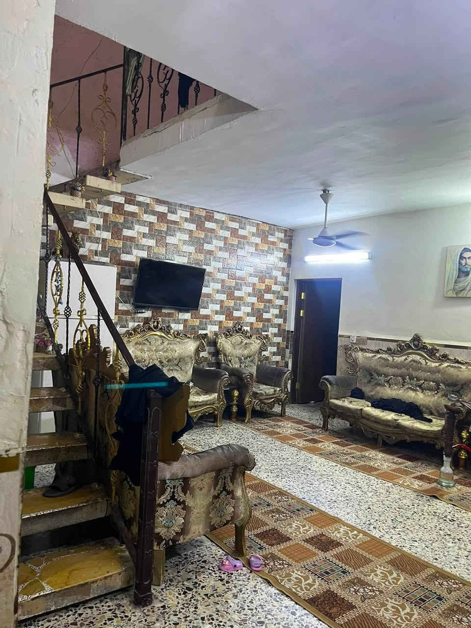 السلام عليكم للبيع بيت في الزعفرانيه دور الشرطه على الشارع العام تجاري مقابيل صورة الامام علي زراعي ملك صرف مساحه ١٥٠ متر يحتوي على  غرفه بل طابق الاول والثاني ويحتوي على استقبال بل طابق الاول وممر كعدة بل طابق الاول وثاني ويحتوي على حمام بل طابق الاول والثاني ويحتوي على ترك من ضمن المطبخ مع محل من ضمن البيت احنه مأجري صيدليه لناس تردون تبقو وتاخذون اجار الكم تردون تطلعوهم بكيفكم السعر ١٦٠  وبي مجال للتواصل ع هذا الرقم ***********
