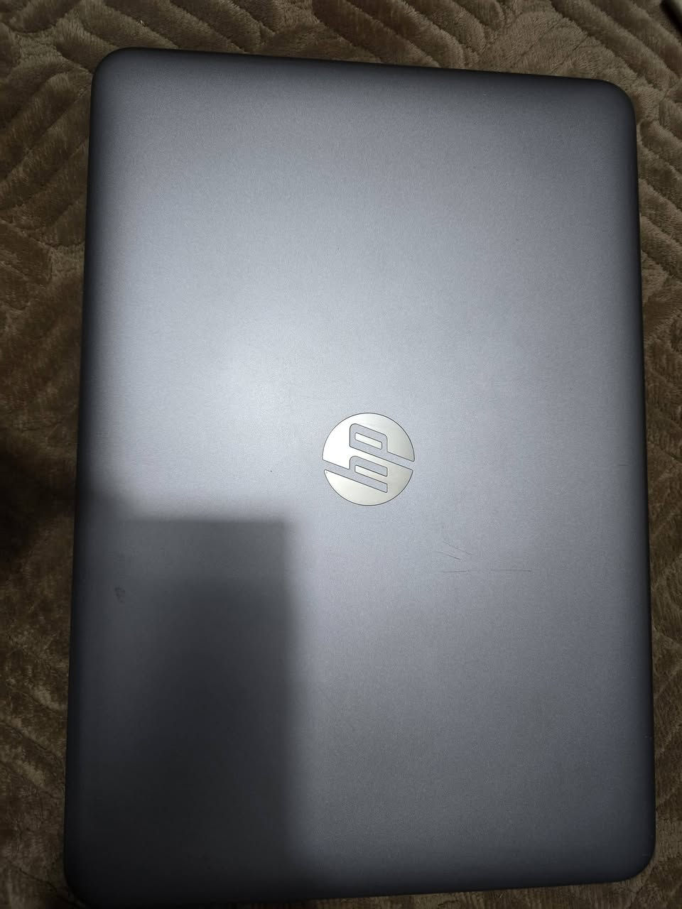 السلام عليكم ،لابتوب hp للبيع بمواصفات
١. كور اي سفن الجيل السابع .

٢. الهارد واحد تيرا ssd 

3.الرام ١٦ كيكا

٤. كارت شاشة منفصل بحجم ٢ كيكا ،نوعيته في الصورة المدمجة .

٥. فيها ديفيدي يعمل .

٦. حالة البطارية تدوم ساعتين او اكثر تقريبا ،

٧. الابتوب نظيفة فقط فيها بالشاشة ظل بخط لا يؤثر سادرج صورته بالصورة المدرجة . 

السعر ٤٢٥ الف ،

المكان كربلاء ولا يوجد خدمة توصيل 

رقم الموبايل : ***********
