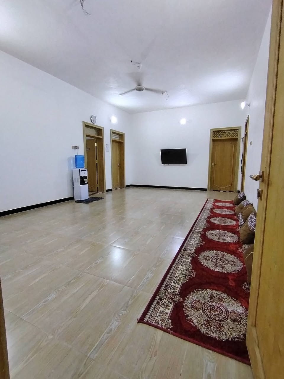 📌بيت للبيع المساحه 400م
📌الموقع قضاء الشطره الشارع العام قرب حارث ابو السيراميك قرب حي المصطفئ 
📌يتكون من 2غرف+صاله+ديوانية+مطبخ+صحيات خارجية+مجمع صحيات داخلية معزول هوه والدرج اباب ابحدة
📌متوفر ماء+كهرباء بي منضومة طاقة شمسيه ماتطفة الكهرباء+ وكافه الخدمات 
📌السعر 130
☎️للتواصل واتساب او تصال***********
