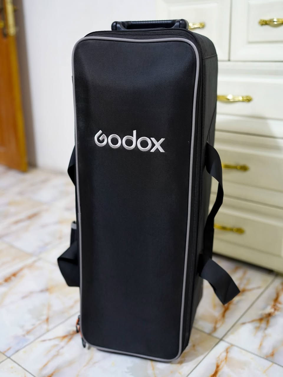 كت اضائة godox sk400iiv
- 2 رأس فلاش بقوة 400 واط .
- 2حامل إضاءة (ستاند).
- 2 سوفت بوكس.
- مظلة توزيع اضائة Godox.
- جهاز تحكم لاسلكي (تريگر XT16).
 -حقيبة.

مستخدمة استخدام قلیل و بحالة جيدة جداً
السعر: 450 الف.
واتساب : ***********
