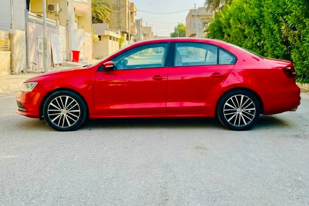 بسم الله الرحمن الرحيم
Volkswagen Jetta 2016 TSI — فولكس واجن جيتا
سيارة متانة وراحة وأداء عالي، نظيفة وجاهزة للاستخدام بدون أي مصاريف.
أبرز المواصفات:
 المحرك: 1800cc تيربو (1.8L TSI) — محرك جديد جديد بشرط الفحص.
 المواصفات: فول مواصفات (عدا البانوراما).
 الداخلية: كشنات جلد بلاد حليبي، مدوشمة تدشيم جديد وراقي بلون ماروني فخم.
 الرقم والسنوية: رقم أربيل، باسمي والتحويل أو الوكالة مضمونة ثاني يوم مباشرة.
 الضرر/الحادث: حادث السيارة موضح بالكامل وبكل شفافية في فحص السونار المرفق حادث بسيط جدا .
السعر المطلوب: 125 ورقة ($12,500) وبيه مجال بسيط للشراي الجاد.
للتواصل والاستفسار المباشر، يرجى المراسلة عبر الرسائل الخاصة أو الاتصال على الرقم: [***********]
السيارة نضيفة جدا وحصرا تحت الاستخدام الشخصي القليل 
مكان السيارة ديالى جديدة الشط قرب بوابة بغداد.
