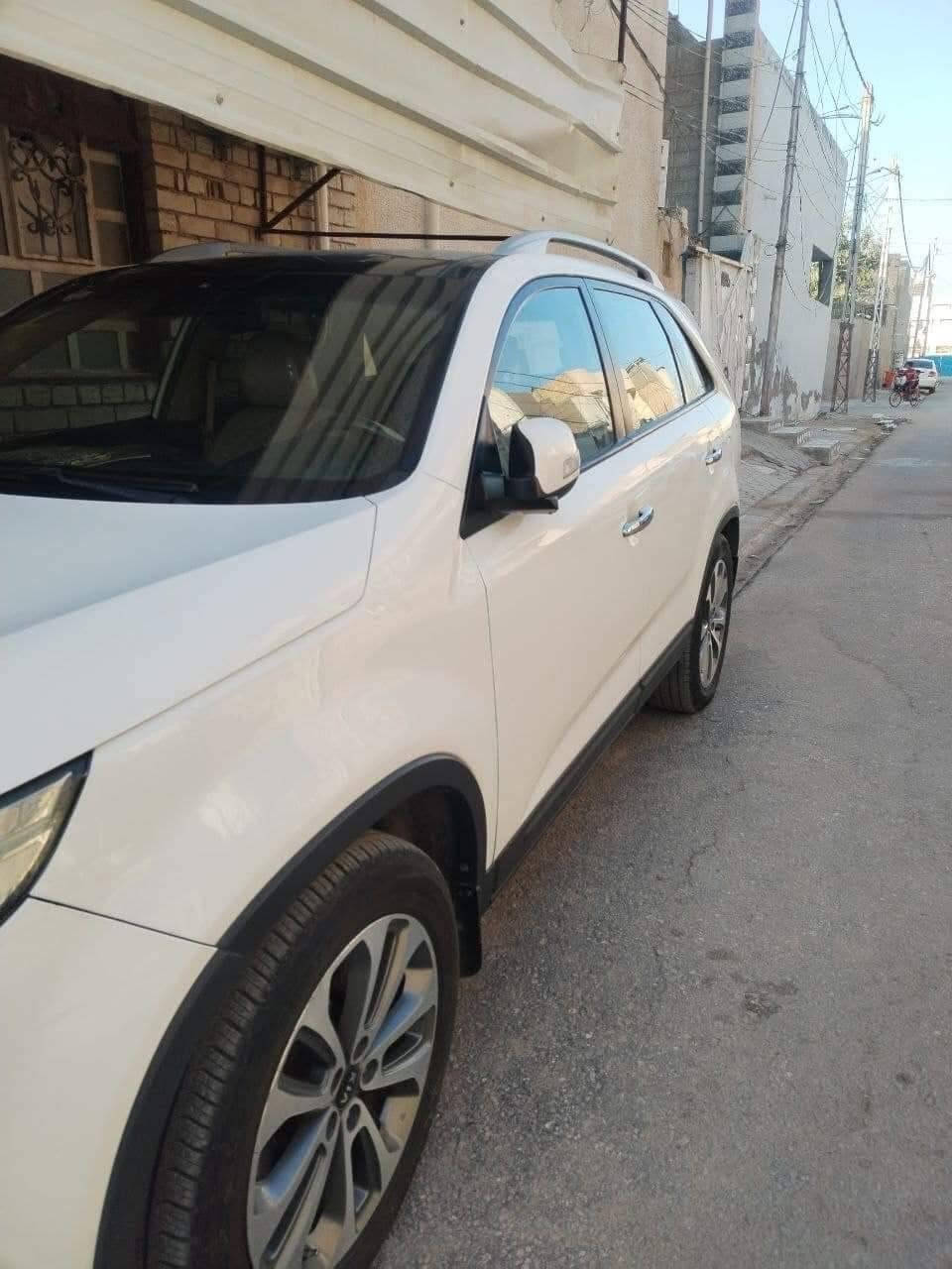 كيا سورنتو مديل ٢٠١٤ خليجي 
فول ١/١ 
لون ابيض بيه شبر صبغ
سبعة راكب 
فتحة بنوراما 
كير ستة نمر 
الإطارات حجم 19 
حساسات أمامية خلفية 
اشاير يالمري 
كامرة خلفية 
بردات أصلية في الأبواب الخلفية 
إنارة داخلية محيطية حمراء اللون 
كرسي السائق كهربائي 
ثلاث قطع تبريد 
اللون ابيض 
بصمة دخول وبطمة تشغيل 
الرقم الماني بغداد  
الانارة الامامية لد نهاري
الانارة الخلفية ائدي 
السيارة نظيفة جدا
المحرك 4
السعر 162 وبيها مجال قليل للشراي
‏مكانها نجف
بسمي
للاستفسار ***********
