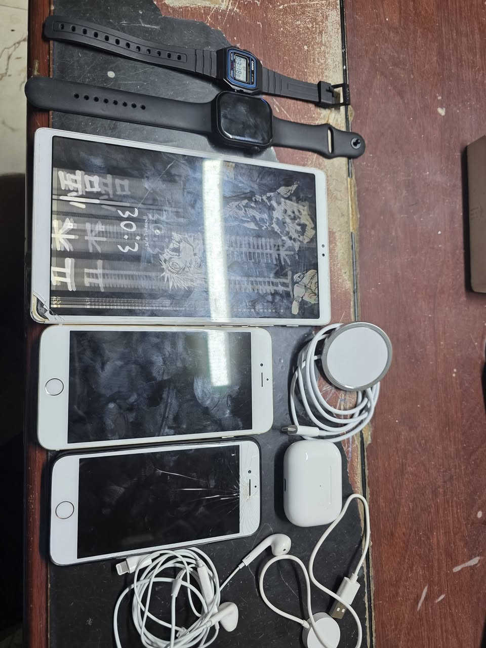 ايفون ٦ بلص ابلادي و ايفون ٧ عادي مبدل بطاريه و بي كسر بل غطاء الشاشه يعني الباغه يعني تشتغل و ايباد سامسونج a7 اليت الشاشه بيها شخوط ملونه و ساعه كوبي لابل لاكن اطلع علامة ابل و سماعه ابل سلكيه اصليه و شاحن لاسلكي و هديه ساعه كاسيو اصلي و هديه ايربود فحم سعر ٢٠٠ و بيه مجال الطيبين و يوجود توصيل جميع المحافظات الاتصال او الاستفسار على واتساب الرقم ***********
