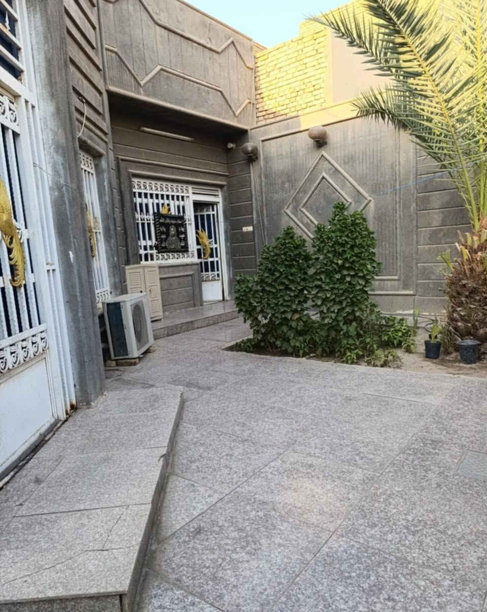 السلام عليكم ✋🏠 بيت البيع مساحة 250م طابق 1️⃣ واحد في حي اور في المربع الذهبي يتكون من غرفتين 2️⃣ 🛏️ نوم وصالتين2️⃣  واستقبال ومطبخ 🧑‍🍳 ومجموعة صحيات🚻 للبيع للاستفسار الاتصال..*********** وتسابhttps://chat.whatsapp.com/FxVb1eGmu0wHuniP0RmYnz
