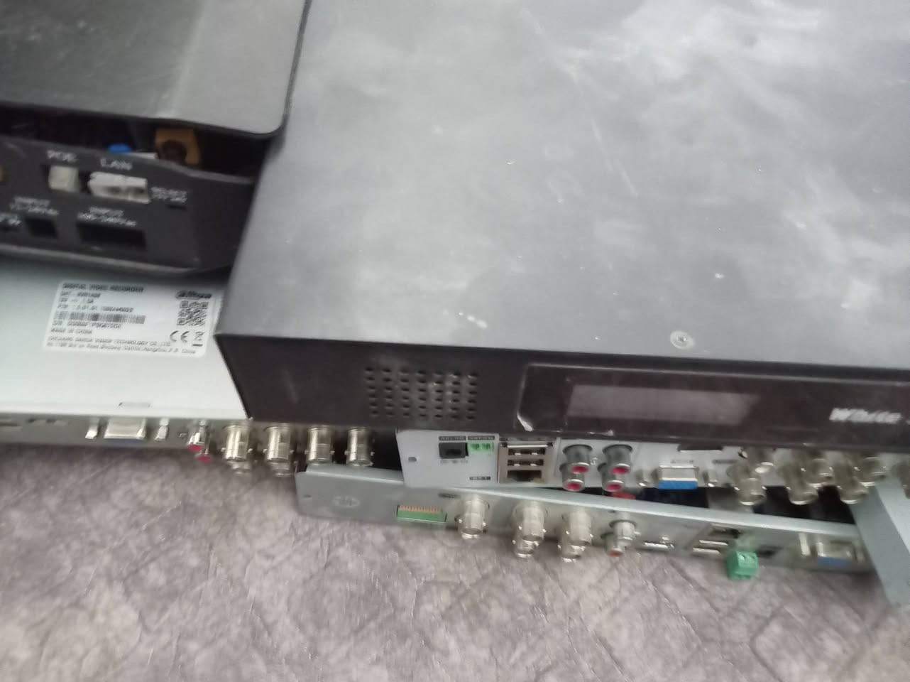 السلام عليكم غراض للبيع dvr و كامرات و ups و هواي اكو ما مصورهن لاستفسار خاص او ***********
