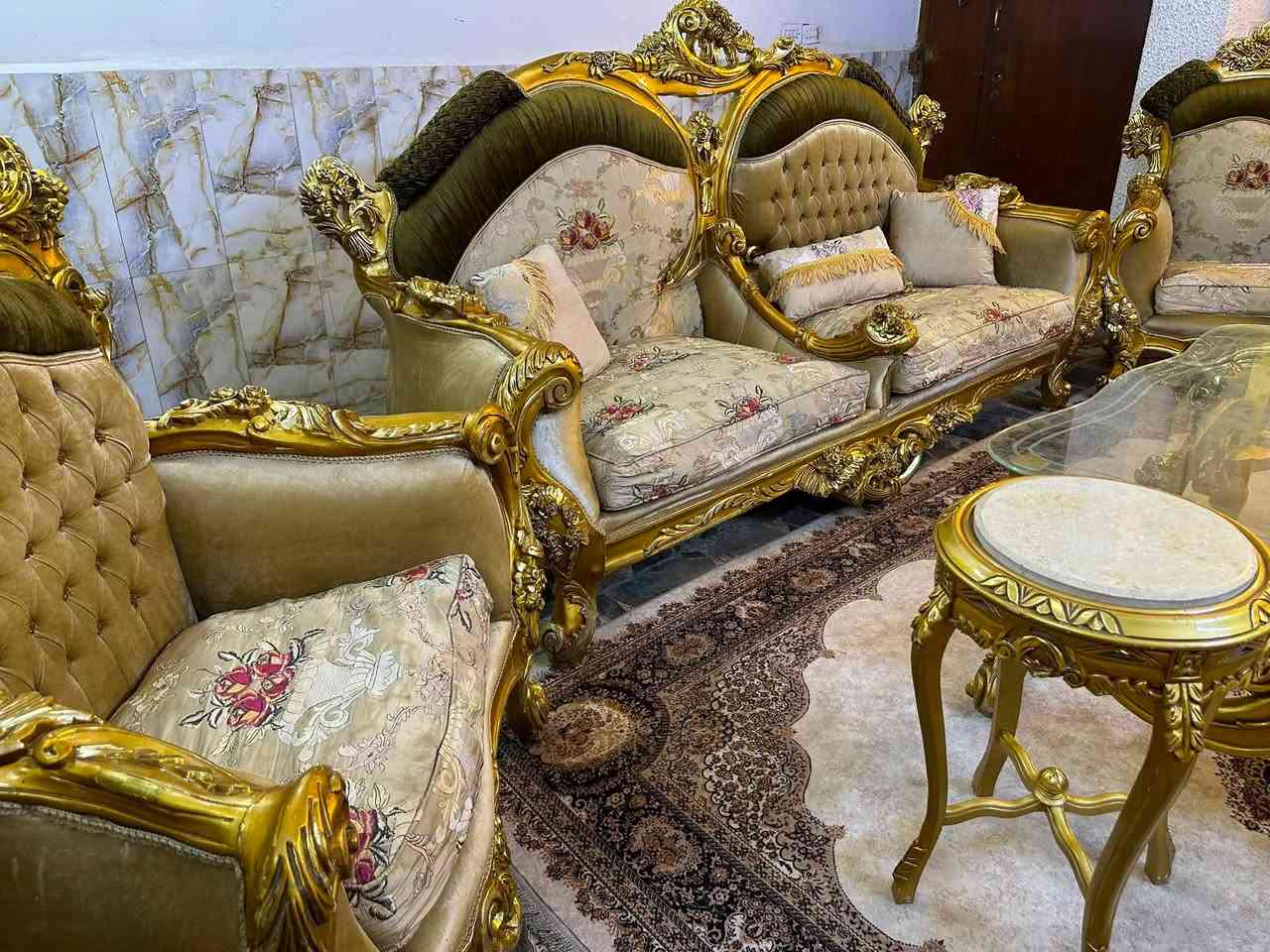 تخم مصري خشب زان عشر مقاعد مع ثلاث طبلات مرمر نظيف جداً مكانه المنصور السعر ٨٥٠  ***********
