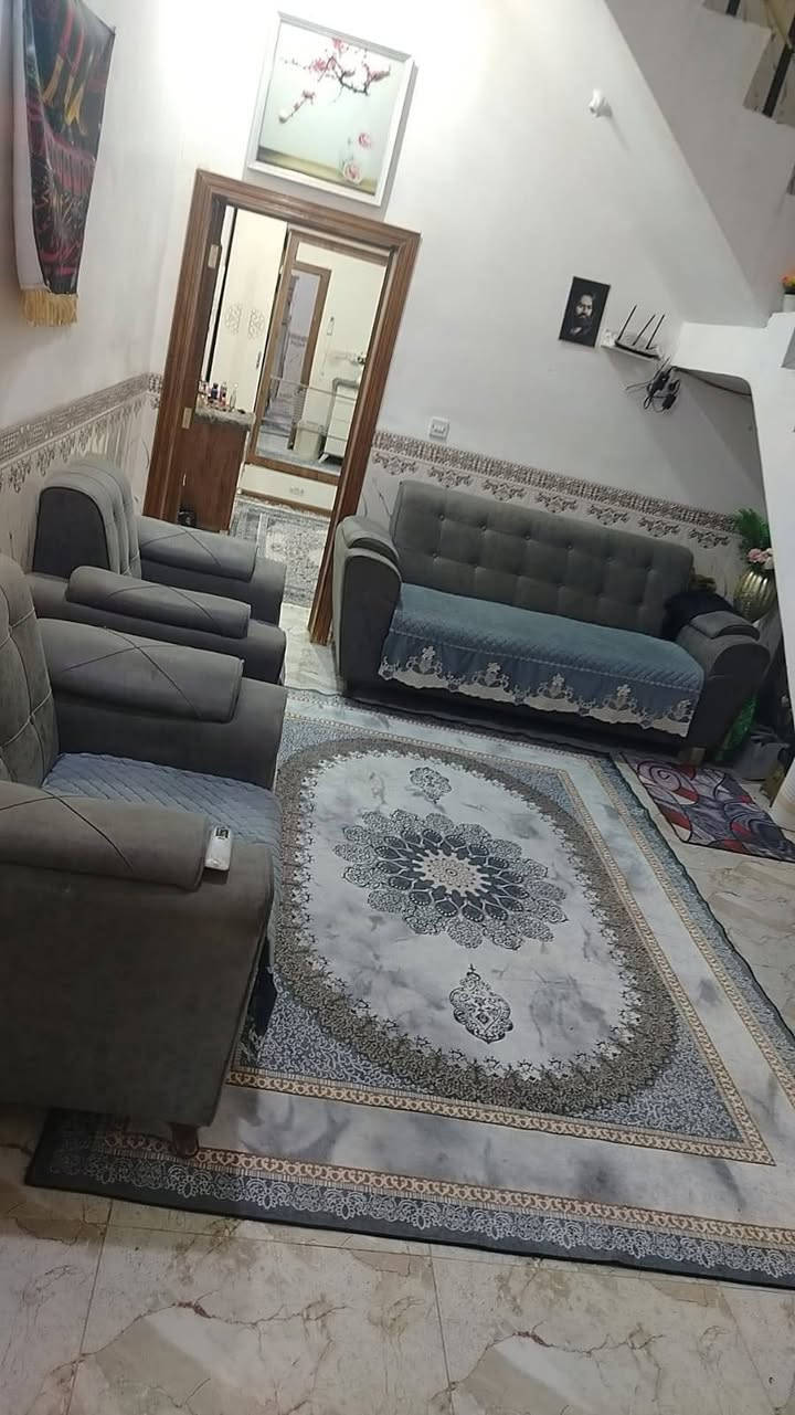 للبيع بيت 100 متر واجهة 5 ونزال 20 مسلح طابق ونص طارمه كبيره ومطبخ وصاله وغرفتين وحمامات داخلية وخارجية بناء طابوك الشراكيه الثالثة مطلوب اسكان *********** رقم صاحب البيت وحياكم الله

