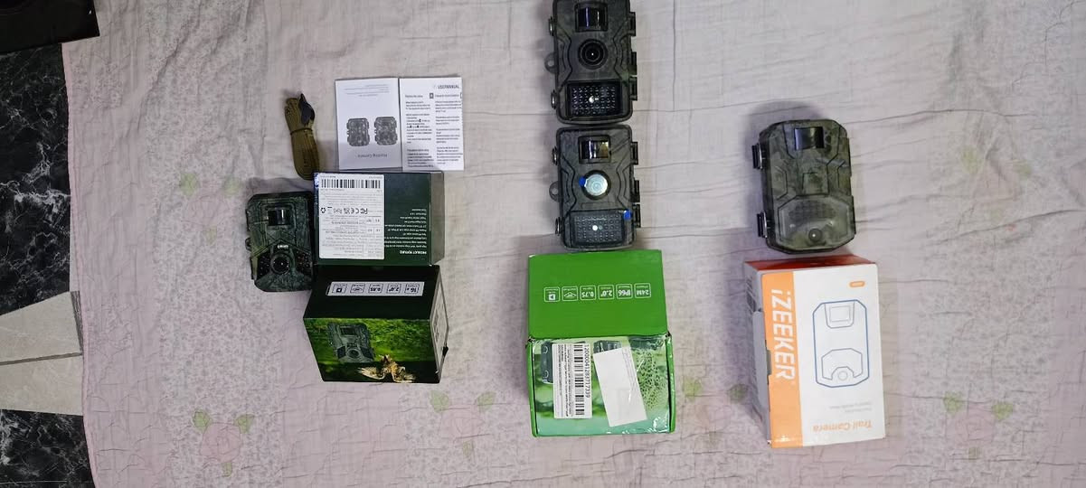 كامرات تصوير ليلي نهاري
مقاومة للماء        مغامرات عدد 4 قطع بدون رام كلهن سعر 10وحده باتري بطاريات 
هذه كاميرا مراقبة الحياة البرية (أو كاميرا الصيد/كاميرا البراري)، وهي مصممة خصيصاً للتصوير في الأماكن الخارجية والغابات. تتميز هذه الكاميرا بعدة خصائص تجعلها مثالية لهذا الغرض:تصميم مموه: يساعدها على الاختفاء بين الأشجار والنباتات. استشعار الحركة: تبدأ بالتصوير تلقائياً بمجرد رصد أي حركة أمامها، وغالباً ما يكون زمن الاستجابة سريعاً جداً (حوالي 0.1 إلى 0.8 ثانية)
بيها رؤية ليلية هم فد شيء راقي قطعة عملاقة وسعرها واحد 10 الف فقط توصيل ماكو مكان حي عامل بغداد ***********

