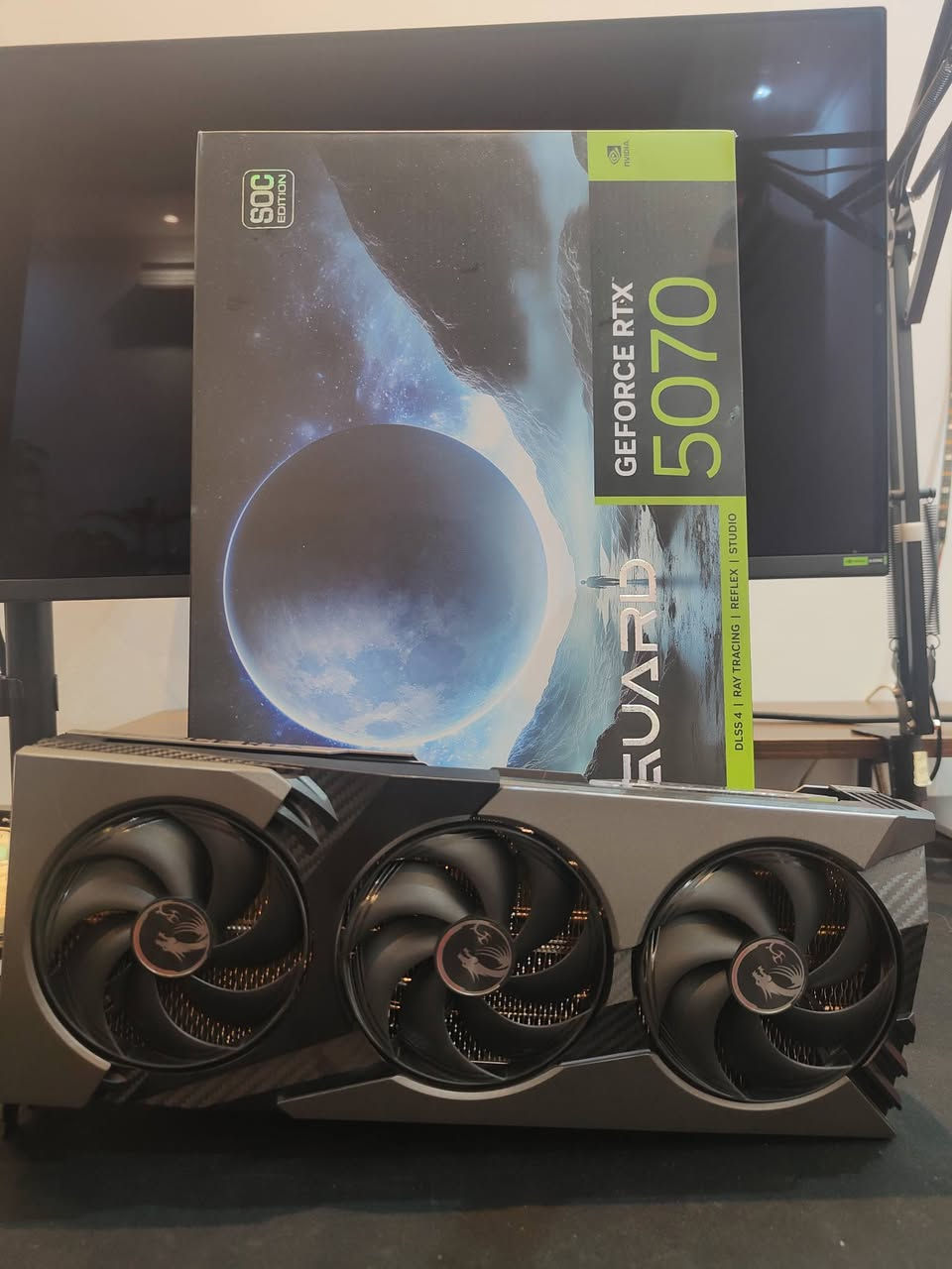 #كروت شاشه
الاول 
RTX 4080 Aorus master
اكبر كرت 4080 الراديتر مالته مال 4090 و بي شاشه 
ما مفتوح نهائيا 
الحالة: مستخدم 
السعر: مليون و نص 
الثاني؛
MSI RTX 5070 Gaming trio
نسخة ايضا عملاقه كامل ملحقات و ما مفتوح
الحالة: مستخدم
السعر: مليون و 175 الف

الثالث:
MSI RTX 5070 Vangaurd
اكبر و افضل نسخة من. MSI مستخدم بعنايه حرارته 62C حلله حال الجديد
السعر: مليون و 300 الف

