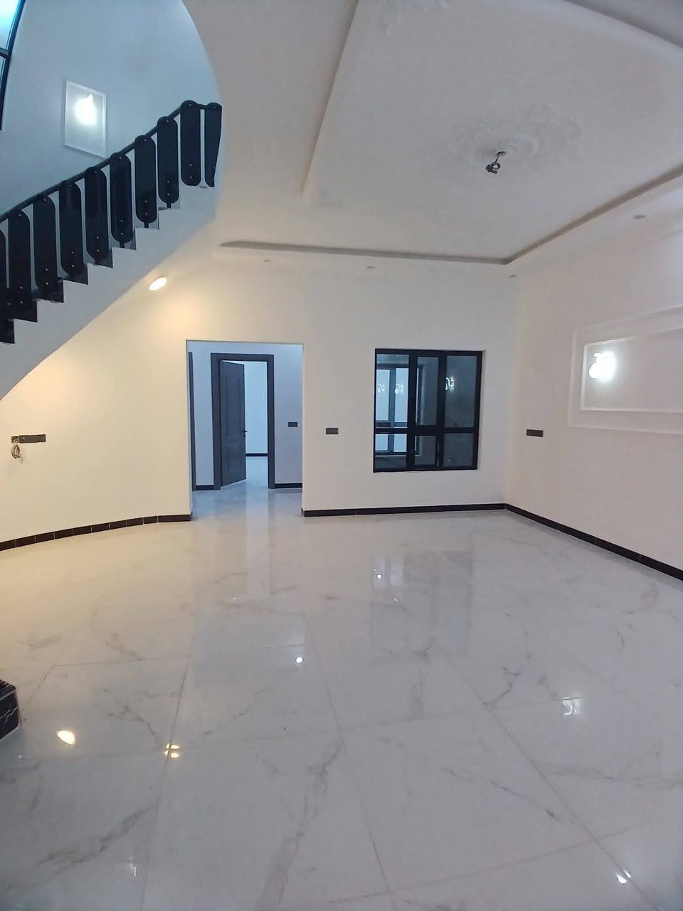 🏡👑 تحفة سكنية فاخرة للبيع | تكريت – القادسية 👑🏡
✨ دار زيرو بتصميم راقٍ وتشطيب فاخر – جاهزة للسكن ✨

📍 الموقع: تكريت – القادسية – حي الضباط
⭐ موقع استثنائي قريب جدًا من السايدين
🛣️ شارع 15م

📐 مساحة الأرض: 300م²
📏 الواجهة: 10م × 30م
🏢 البناء: طابقان

💎 تفاصيل الدار الفاخرة:

🔸 4 غرف نوم بتوزيع مريح ومدروس
🔸 استقبال أنيق للضيوف
🔸 صالة واسعة بتصميم عصري
🔸 مطبخ حار وبارد
🔸 منوران لإنارة وتهوية مثالية
🔸 شبابيك ألمنيوم سحب
🔸 3 مجاميع صحية
🔸 نظام إنترنت وكاميرات
🔸 واجهة حجر فخمة تضيف هيبة وأناقة للدار
🔸 الدار بالكامل سحب وتشطيب بمستوى راقٍ
🔸 تفاصيل وتشطيبات مختارة بعناية لتناسب الباحثين عن الفخامة والرقي

━━━━━━━━━━━━━━ 💠 موقع راقٍ + مساحة مميزة + بناء فاخر
💠 فرصة مثالية للسكن والاستثمار في واحدة من المناطق المطلوبة في تكريت ━━━━━━━━━━━━━━

📞 للاستفسار والحجز:
***********
***********

🏢 مكتب أرض الأحلام للعقار – تكريت
📍 شارع الأربعين – قرب فندق بلازا

🔑 متخصصون في بيع وشراء الأراضي والدور السكنية والعقارات التجارية
📍 تكريت وجميع محافظات العراق

#أرض_الأحلام_للعقار #تكريت #القادسية #حي_الضباط #دار_زيرو #دار_فاخرة #دار_للبيع #عقارات_تكريت #عقارات_العراق #بيت_للبيع #فخامة_ورقي
