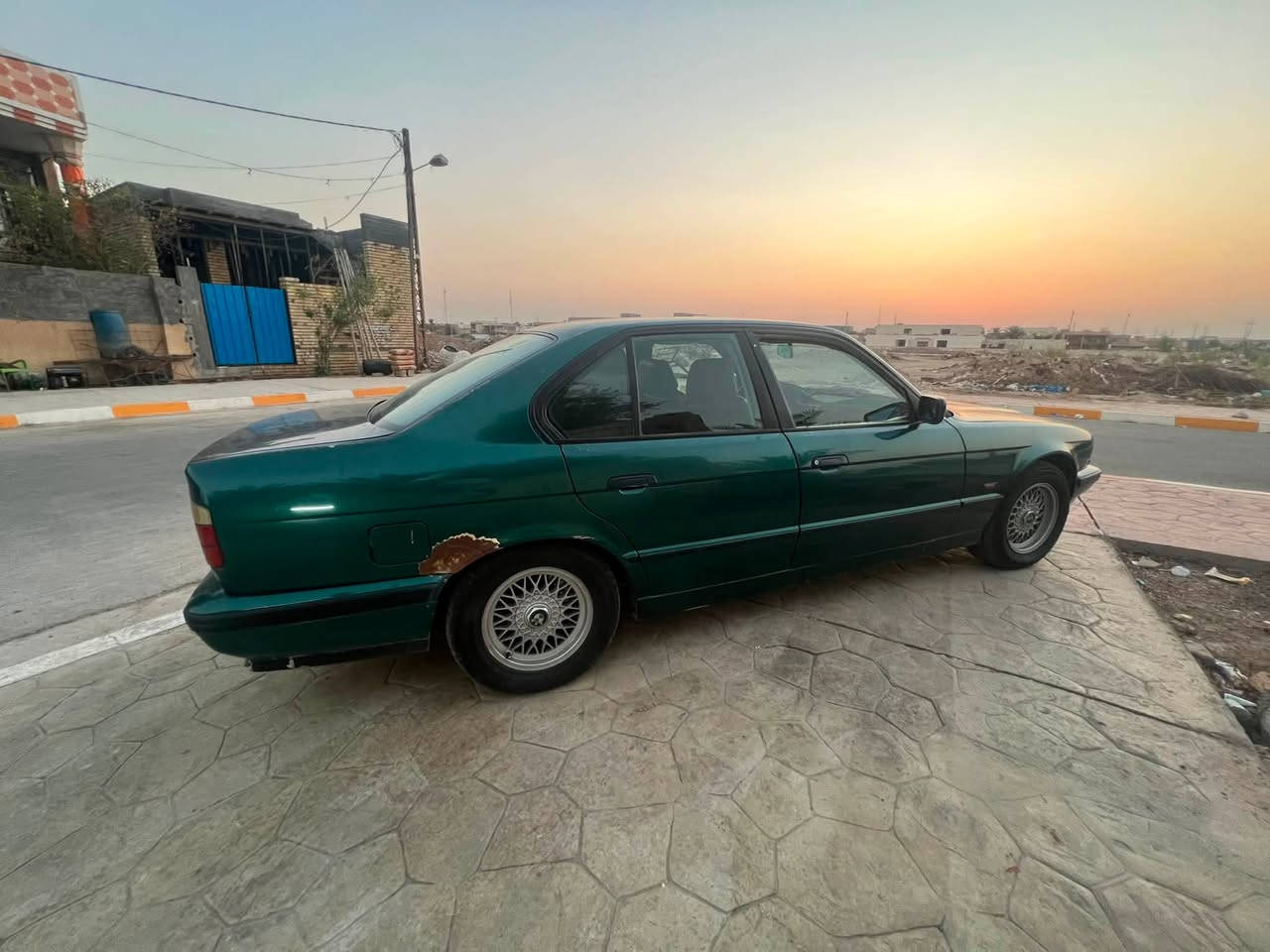 السلام عليكم بي ام للبيع حجم 520 مسكر فانوس بجم عريض موديل 91 كير عادي.  السعر 40 رقم الموبايل ***********
