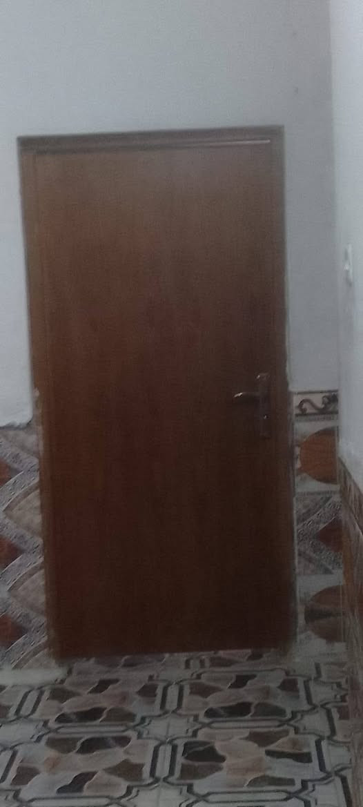 بيبان خشب وحديد مستعملات  للبيع بسعار مناسبات  مكلف بنشرهن
