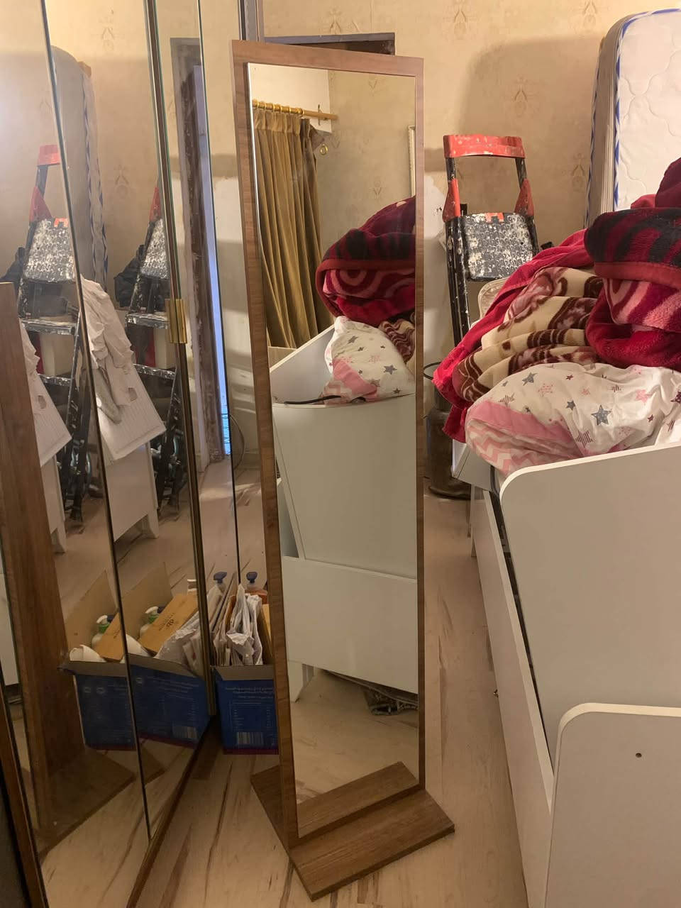 بيع غرفة نوم نفرين مستعمل قليل جداً متكونة من ٧ قطع نظيفة وجديدة انتباه استعمال قليل جدا جدا الشراي يخابر واتس اب او خط ***********
