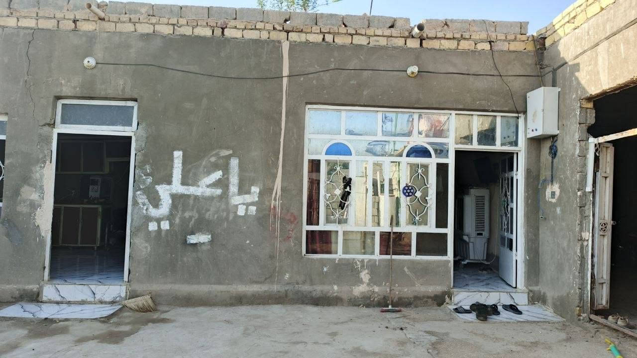 بيت للبيع بحي الصناعي ـ وره الكراج الجديد قرب الجسر الاحمر
منطقة زراعية ورقة مكاتبة
عالي عن الشارع
المساحة 220 م
📌يحتوي على غرفتين وصالة ومطبخ وصحيات واستقبال ومرر خلف البيت ع طول البيت 
فقط الاستقبال ماكامل ونقص درج 
السعر 26 وبي مجال للشراي يتدلل
الصور كدامكم واي استفسار ع الرقم
📞 ‏‪***********‬‏ اتصال فقط
‏‪***********‬‏ واتساب فقط
