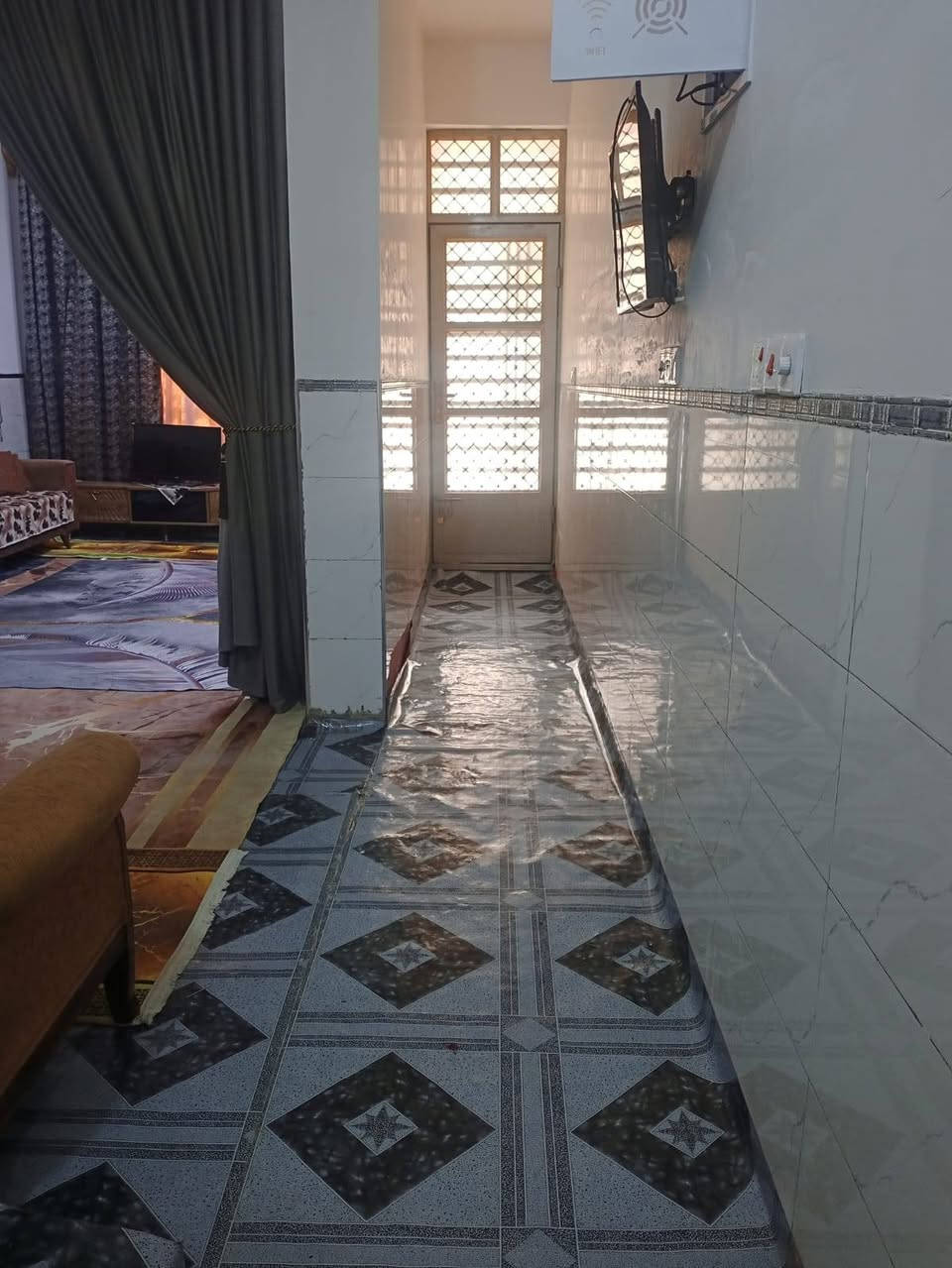 بيت للبيع 100 متر 5×20 بناء حديث زراعي اقرار محكمة يحتوي على استقبال مفتوحه على الصاله وصاله ومطبخ وغرفة نوم وحمام كبير وتواليت خارجي وبيتونه كبيره جدا نهايه مقاطعه 9/2َ السعر ٨٥ بيه مجال بسيط للاتصال *********** يرهم مراوس باقل حسب الاتفاق

