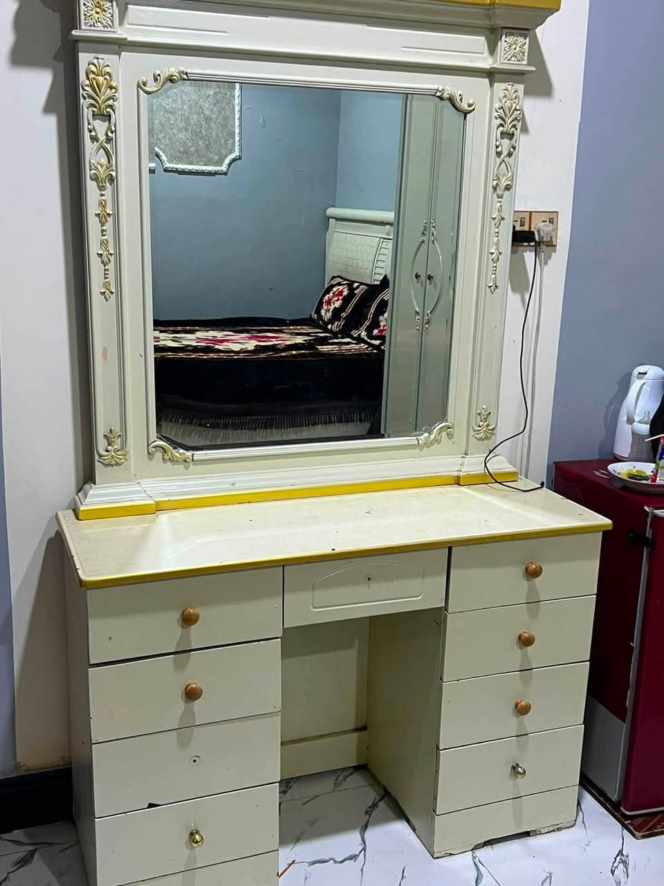 غرفه نوم كويتي نضافه 90
خمس قطع مكان بصره زبير 
رقم الهاتف ***********
