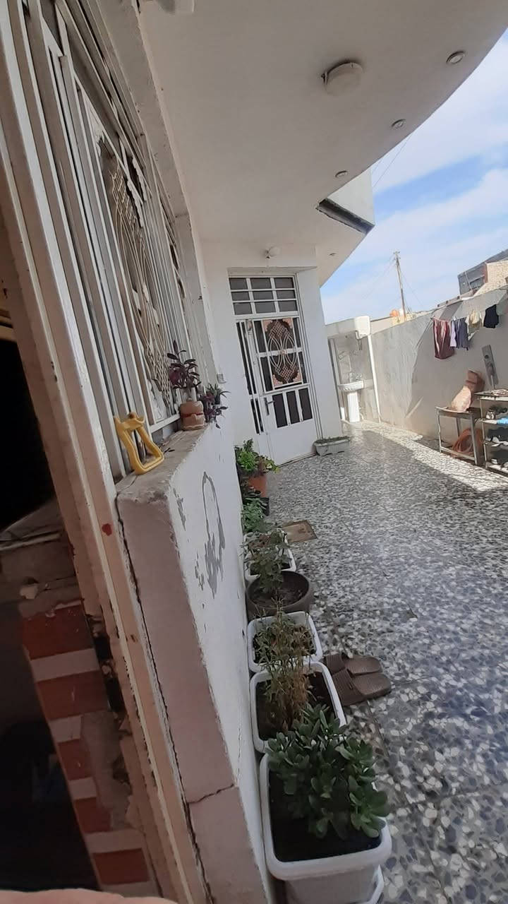 السلام عليكم
بيت للبيع المدائن خلف الامام منطقة الدور.. المساحة 150 متر .. طابقين الطابق الاول إستقبال ومطبخ وحولي وغرفة نوم وصحيات داخلية وخارجية..والطابق الثاني 3 غرف نوم وحولي وصحيات... مؤجر حاليأ بسعر 500 

السعر على الخاص أو الإتصال على الرقم.. ***********

