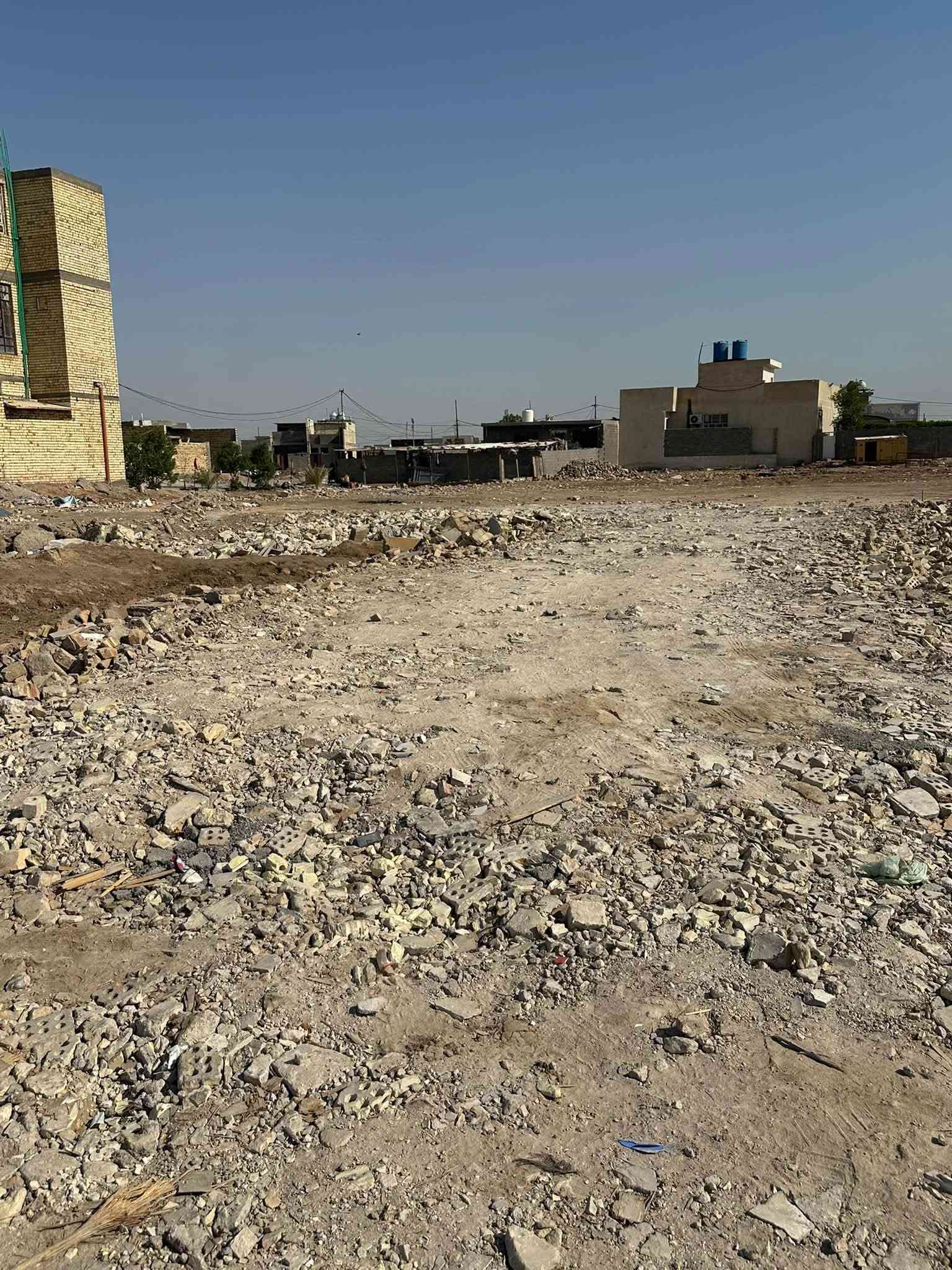 جمعه مباركه دونم  ركن زراعي البيع الواجهه ٣٢ نزال ١٠٠محدد بلوكًيتوفر مي مجاري كهرباء تبليط يبعد عنه ١٠٠متر تتوفر دوانم وقطع راضي مخدومه كافه المسحات وبسعار مناسبه سعر دونم )ب٦٠)وبي مجال العنوان الحميديه قرب ملعب علي مردونه مجاور أراضي علي اسمر  *********** مكتب دلاليه الكوثر العقار
