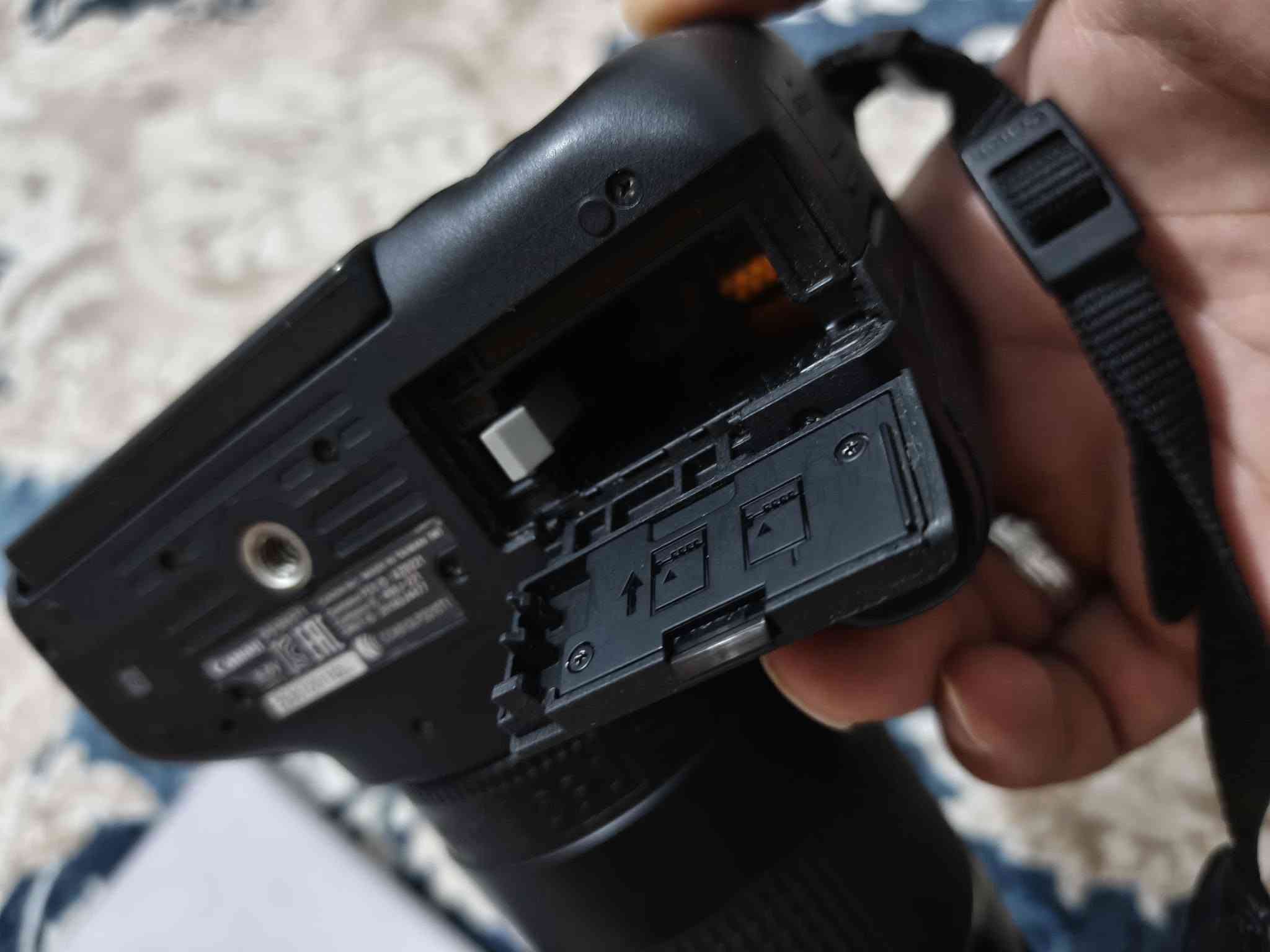 كامرة كانون 750d فول مواصفات استخدام قليل وشخصي جدا
شرط النظافه ميه بالميه بدون اي عيب او تصليح لا جلخ ولا طخه تاخذها شرط طك كارتون والصور كدامك توضح 
مع عدسة 18-55 مثبت بصري فيديو
وعدسة 75 - 300
وايضا العدسات بدون اي عيب وطك كارتون شرط
ومع ذاكرة 64 جيجا اصلي 
للبيع بسعر 490 الف
مكان نجف
تواصل وتساب ***********
