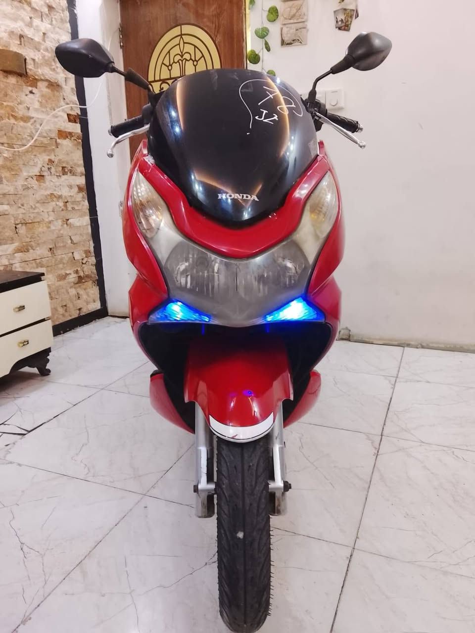 السلام عليكم pcx جيل أول ياباني
استان حساس 

دراجه ممشاها قليل 

مكينه بلادي مكفولة تنقيص تبخير نضوح مابيها فقط ملاحظات بلكفر 

شغل وطلع مكاني مدينة الصدر 

سعر ١٢٠٠ وبيها مجال أو مرواس بأحدث وفرق

***********

