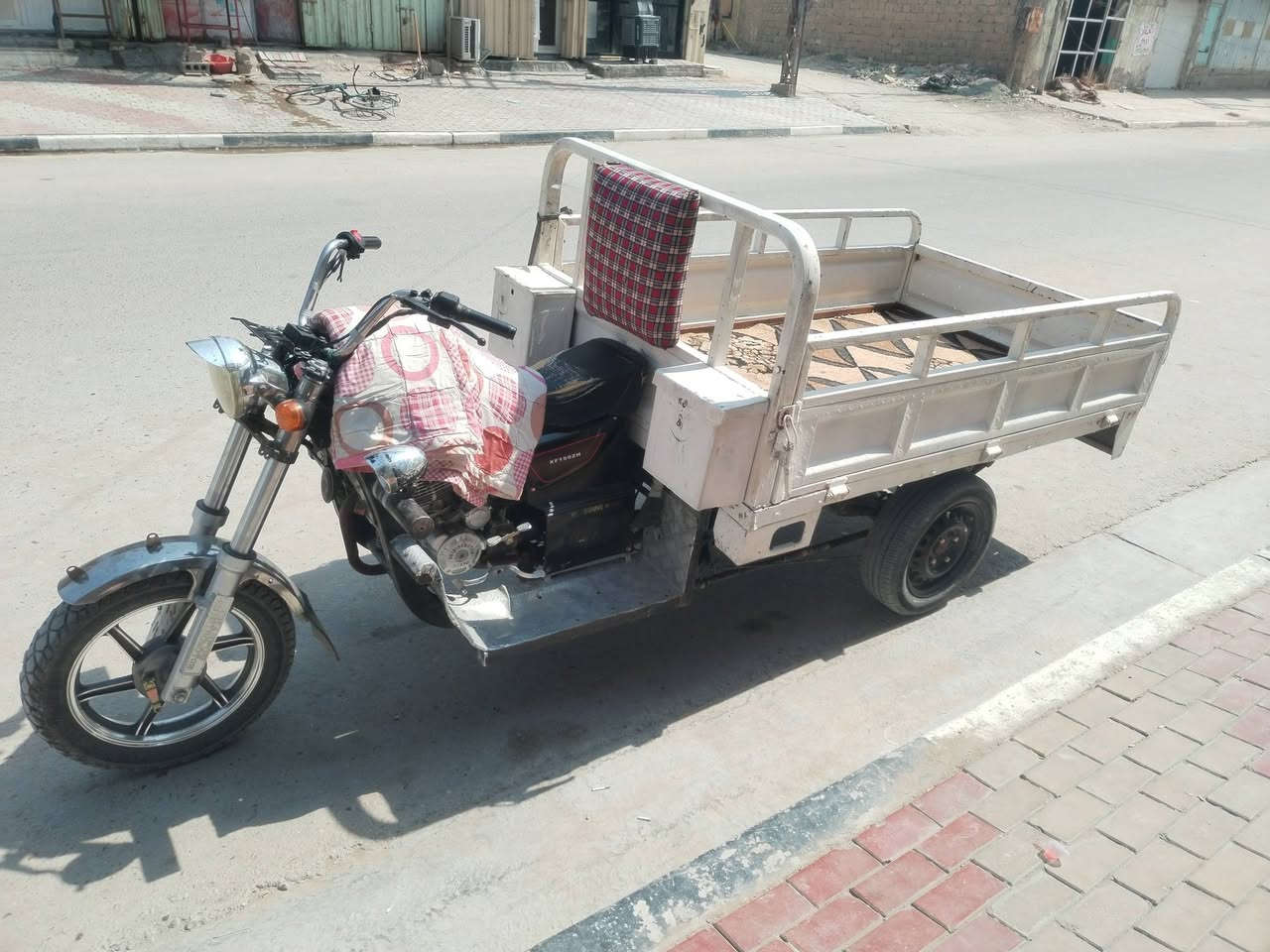السلام عليكم ورحمة الله
ستوتة MTR  للبيع، نظيفة جداً .
المحرك: 150cc ، نظيفة 
الموديل: 2013
الأوراق: سنوية أصولية (رقم بابل ) 
المكان: كربلاء الحسينيه 
السعر: مليون ونص(وبيها مجال قليل).
، للتواصل والاستفسار الاتصال على الرقم ***********]
