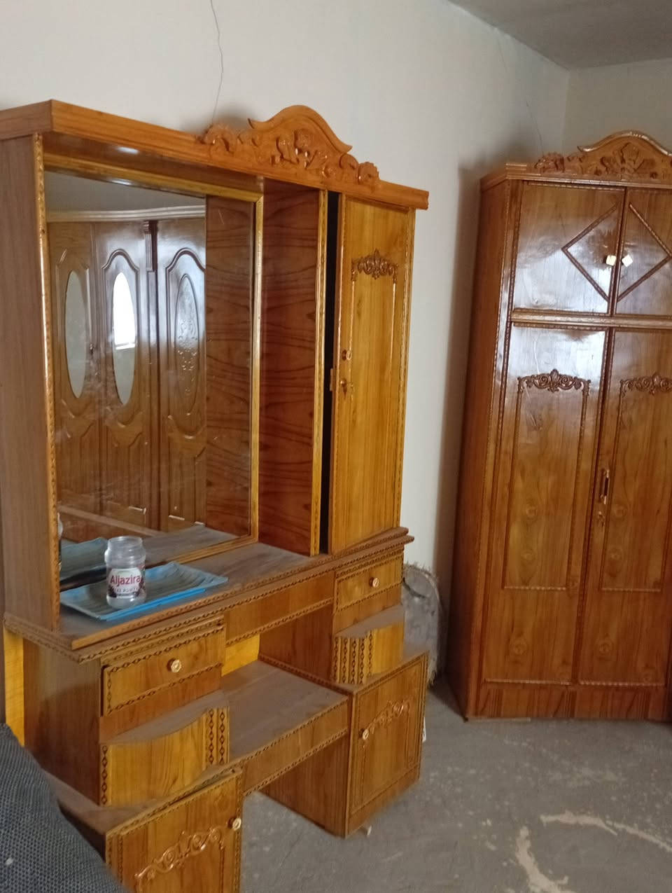 السلام عليكم عيوني غرفه للبيع اشتريتها جديده  ومانمت بيهاا صالها 10 ايام من اخذتها اريدهاا ب900 وبيها مجال الطيبين اتصل عل رقم *********** أو ادخل خاص
