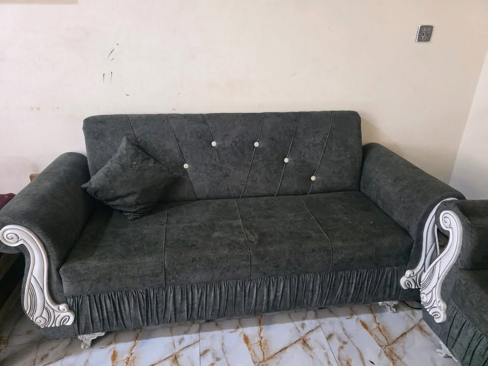 السلام عليكم @@ عندي تخم للبيع  ١٠ مقعد السعر ٢٠٠ المكان تقاطع القدس دور الزراعه مستعجله عل البيع لاستفسار الاتصال. على الرقم ***********
