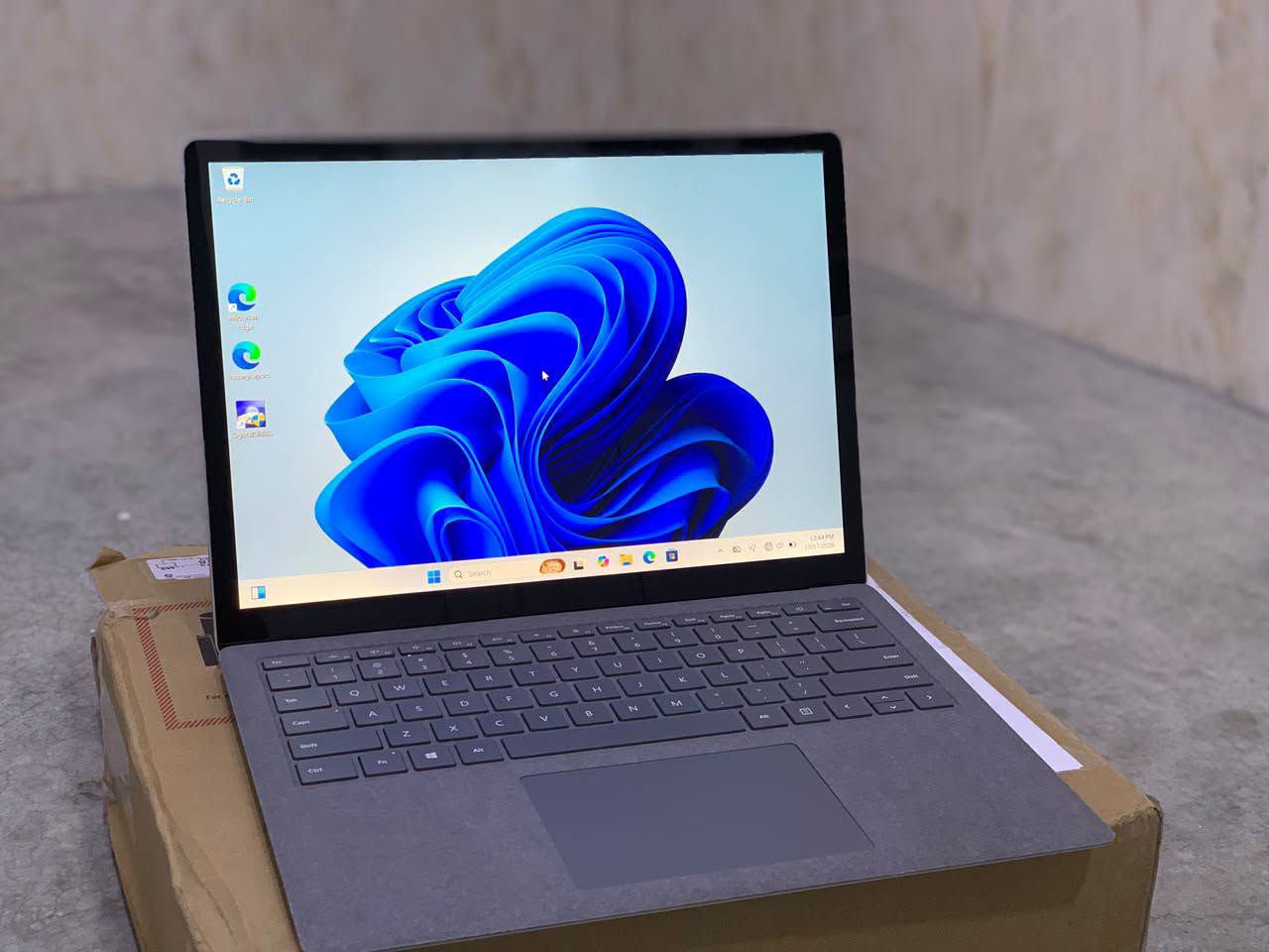 مايكروسوفت سيرفس • i7-1065G7 • 16 جيجا رام