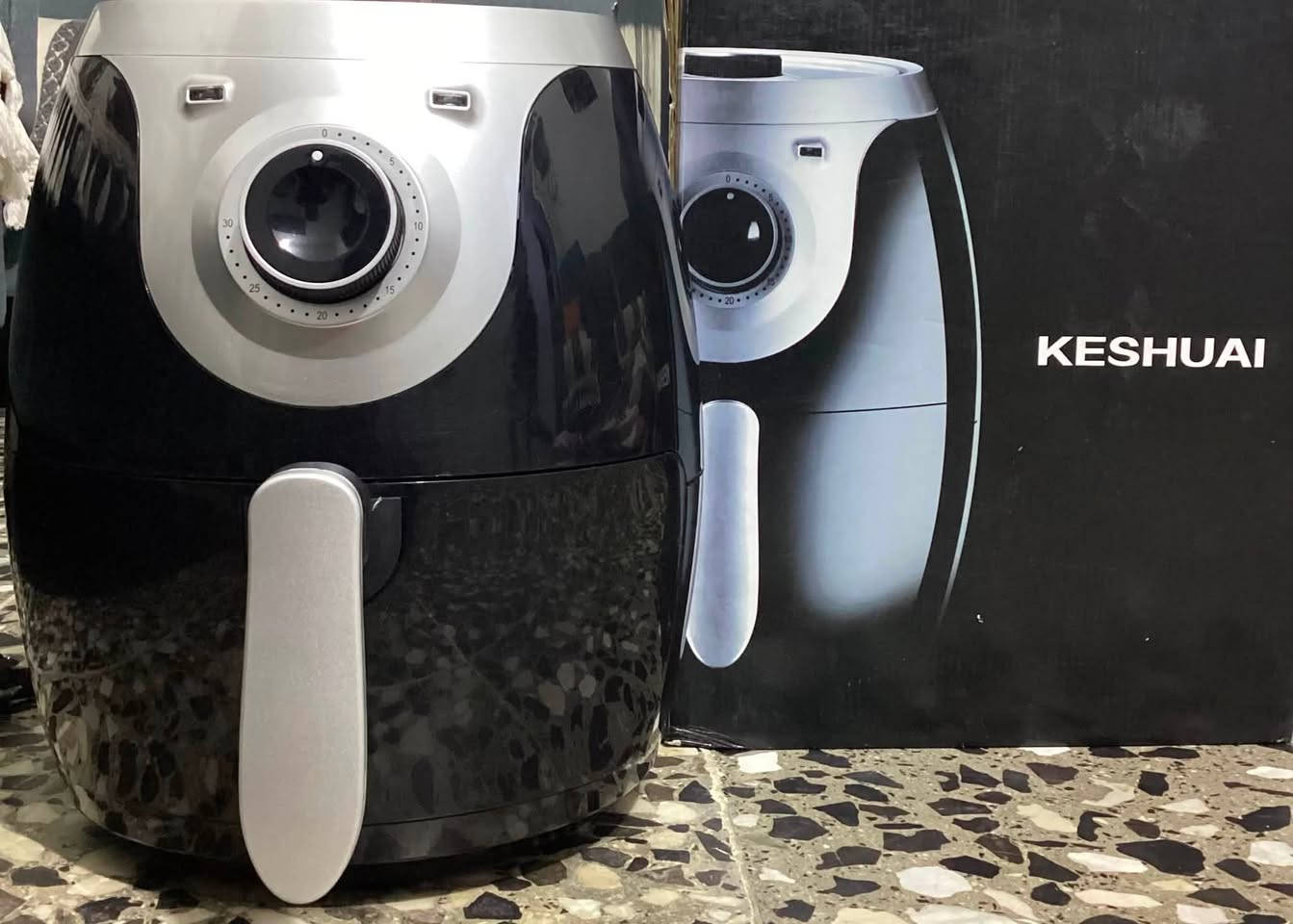 السلام عليكم ورحمة الله وبركاته ،
قلاية هوائية (Air Fryer) من ماركة Keshuai (كشواي)، وتتميز بتحكم ميكانيكي بمفتاح دوار علوي لتحديد وقت ودرجة حرارة الطهي لعدة وجبات خالية من الدخان.
جديده مستعمله للمره واحده فقط،
للبيع السعر ٣٥،٠٠٠ وبي مجااال !!…..
للشراء؛ ***********
