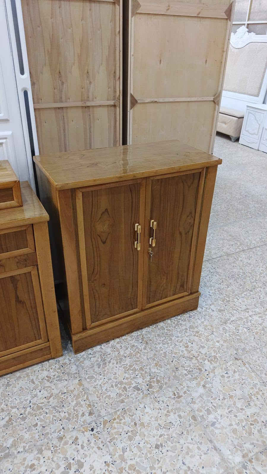 سلام عليكم غرفة أخشاب جديدة تسگام 
بمليونين وبيها مجال  وباقي التفاصيل اتصل واتساب وبيك خير ودلل ***********
