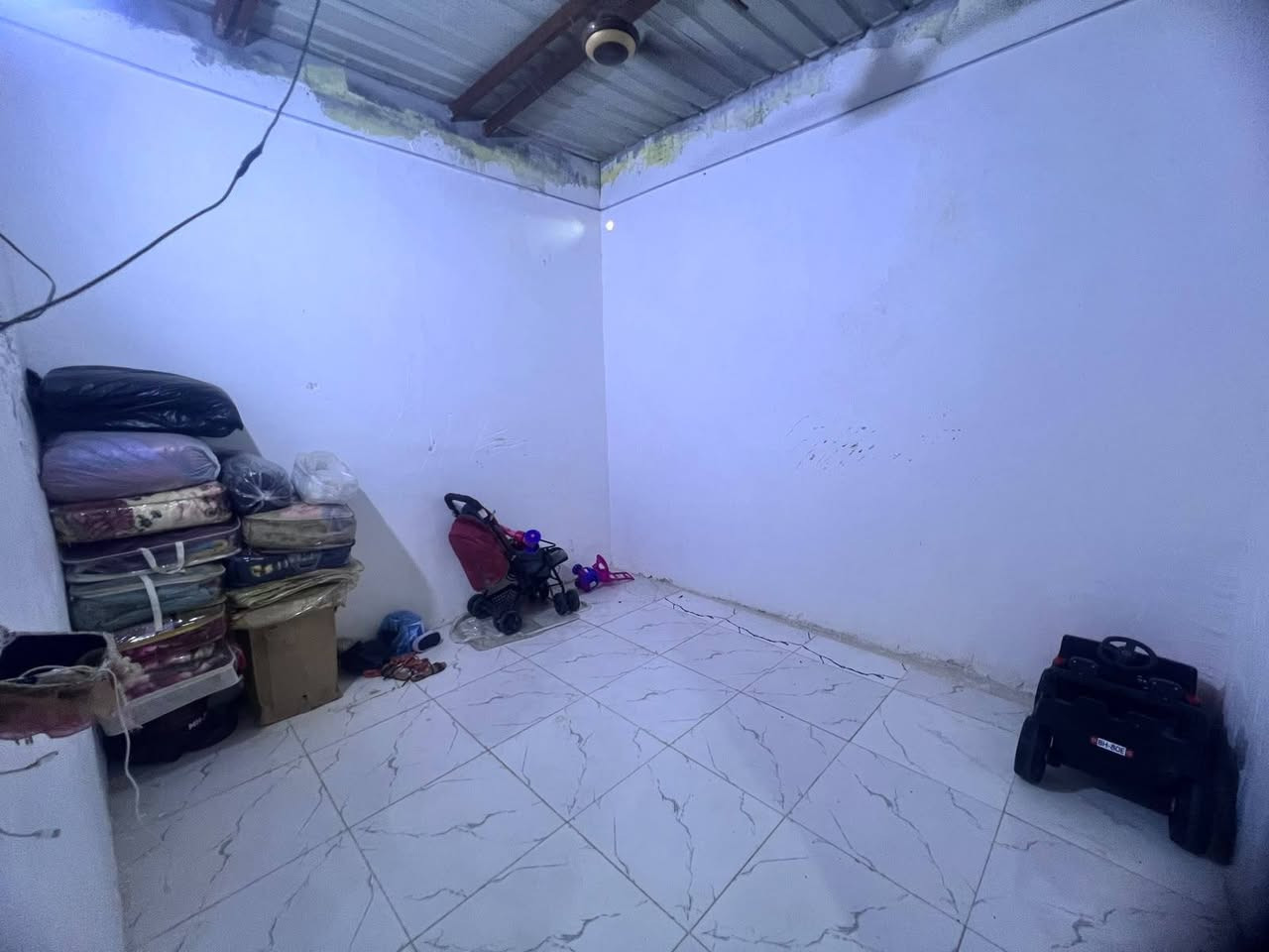 السلام عليكم بيت في البصره بلجنينه بحي الانتصار تجاوز بيت مساحته 200 بي غرفتين وستقبال وديوانيه ومطبخ ومخزن داخلي وخارجي ومشتملات طارمه جبيره البيت جينكو  البيت عَوزه ترتيب شوي من الداخل  سعر البيت 10 مليون وبي مجال لشراي التواصل***********
