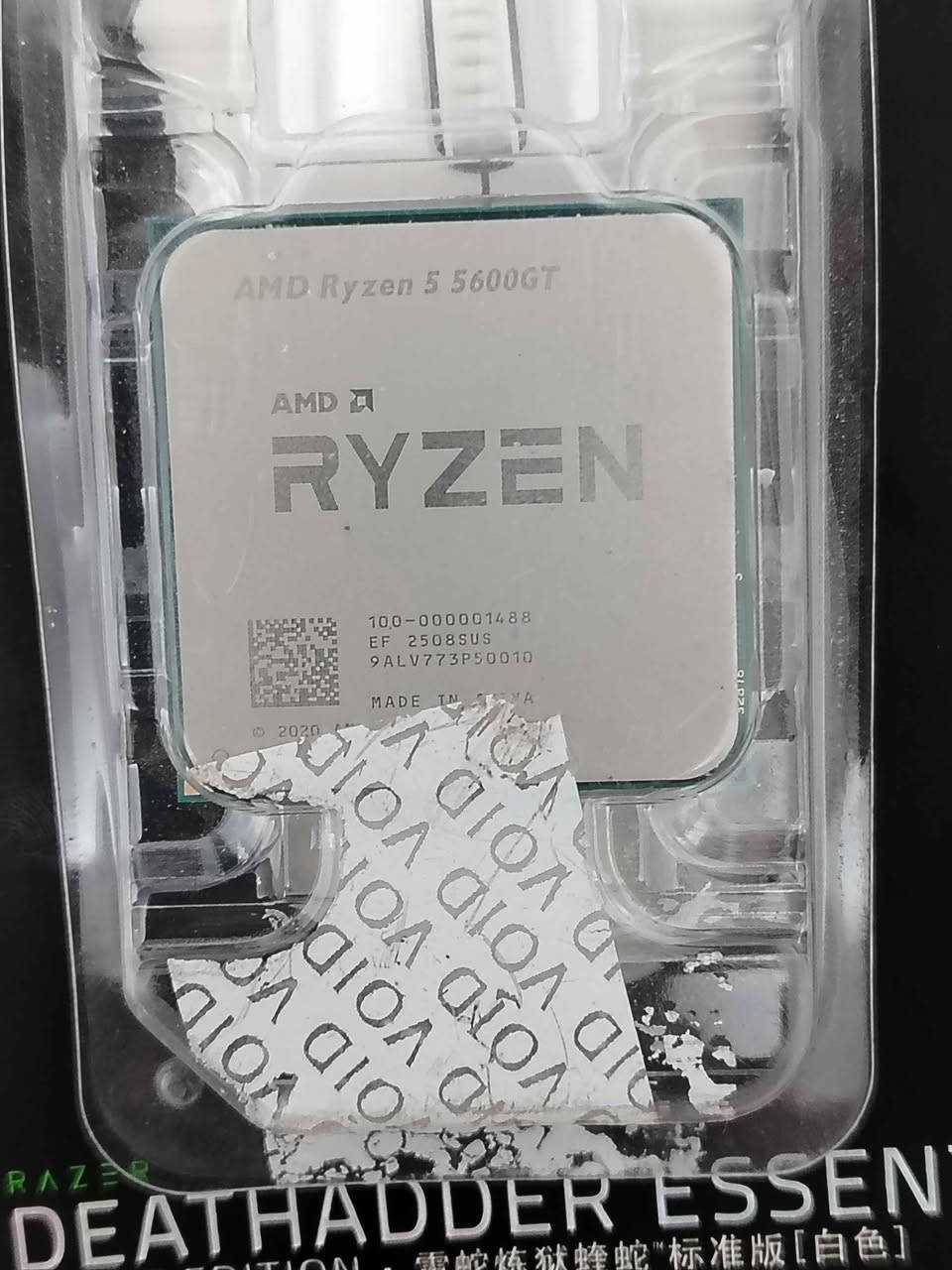 تحية طيبة للجميع متوفر معالج رايزن 5 5600gt يحتوي على كرت شاشة مدمج (داخلي) من نوع Radeon Graphics بـ 7 أنوية رسومية
يتيح لك تشغيل الجهاز وعرض الشاشة واستخدام وبرامج تصفح الإنترنت والألعاب الخفيفـة دون الحاجة لشراء كرت شاشة خارجي.يعتمد في أداء الرسوميات على الذاكرة العشوائية (RAM) للجهاز، ويفضل استخدام ذاكرة ثنائية القناة (Dual Channel) وبتردد عالي للحصول على أفضل أداء.يمكنك لاحقاً تركيب كرت شاشة خارجي قوي إذا رغبت في ترقية أداء الألعاب الثقيلة.
*********** بغداد, العراق
