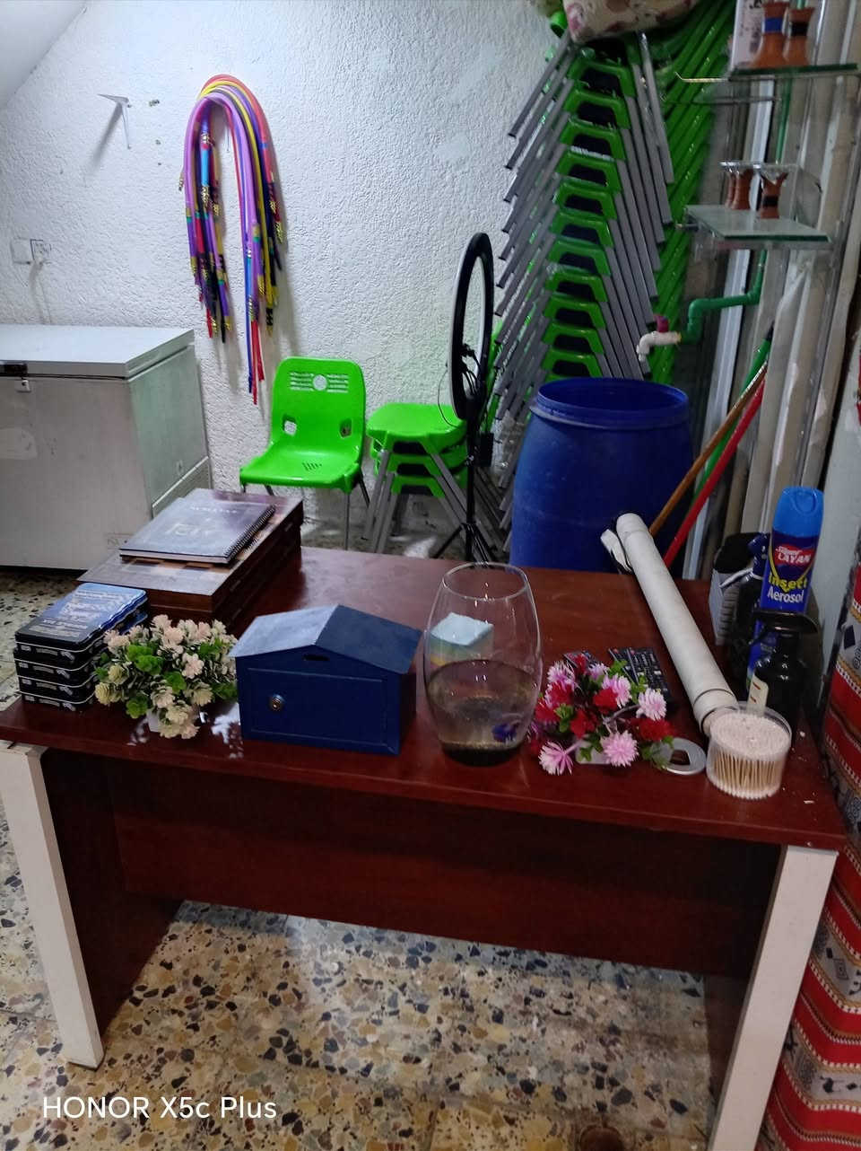 ميز مكتبي نضيف كلش 
مكاني بصره 
سعر 80وبي مجال
*********** بي واتساب فقط
