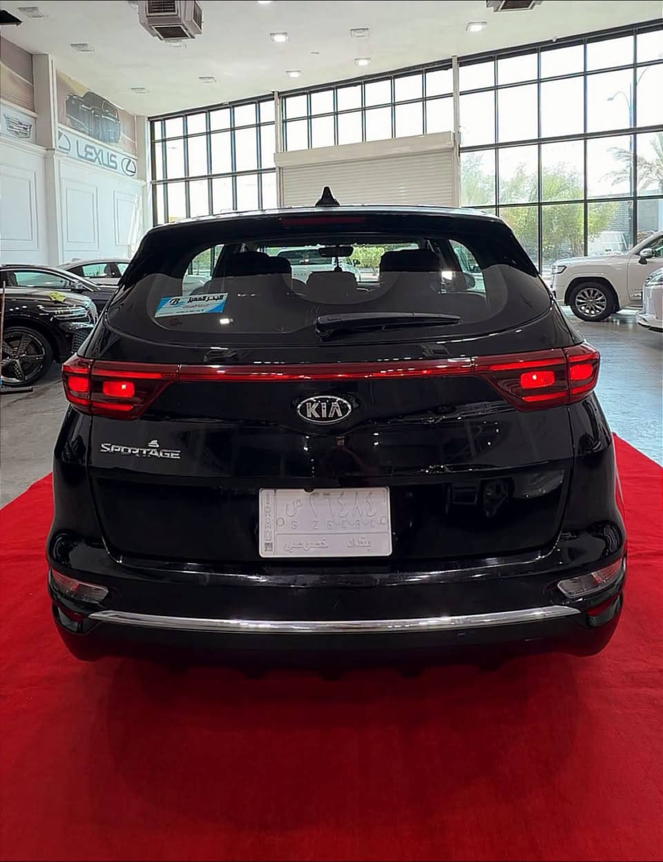 🚗 كيا سبورتاج 2021 (وارد أمريكي) 🚗
المواصفات والأداء:
 المحرك: 4 سلندر سعة 2.4L (2400cc)
 نظام الدفع: فور ويل (AWD / 4WD)
 المسافة المقطوعة: 75 ألف ميل
 الفئة: نصف فول
المميزات والتجهيزات:
 كشافات وإضاءة LED (كشافات وجه)
 شاشة وكاميرا خلفية
 تدفئة كشنات (الكشنات جلد أصلية مع تلبيسة)
 تكييف قطعتين (فتحات خلفية)
حالة البدن (البودي):
 صبغ: ربع البونيت + الجاملغ الأمامي فقط
 السيارة بحالة ممتازة ونظيفة جداً
💵 السعر: 150 ورقة ($15,000) وبيه مجال بسيط
📍 العنوان: بغداد - الكاظمية / معارض جكوك
📞 للاتصال والاستفسار:
 ***********
