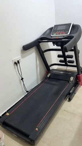 جهاز جري ركض كهربائي (Treadmill) للبيع بحالة ممتازة
التفاصيل والمميزات:
 الحالة: نظيف وشغال تماماً وبحالة جيدة جداً.
 الشاشة والتحكم: شاشة رقمية واضحة لعرض (السرعة، المسافة، الوقت، السعرات الحرارية، ونبضات القلب).
 التحكم بالسرعة والميل: يحتوي على أزرار سريعة للتحكم بالسرعة ومستوى الانحناء (Incline) بكل سهولة من لوحة القيادة أو المقابض.
 مفتاح الأمان: مزود بمفتاح أمان للطوارئ لفصل الجهاز فوراً عند الحاجة.
 الاستخدام: ممتاز لتمارين الكارديو، حرق الدهون، ولياقة البيت دون الحاجة للذهاب إلى النادي الرياضي.
السعر 250
***********
