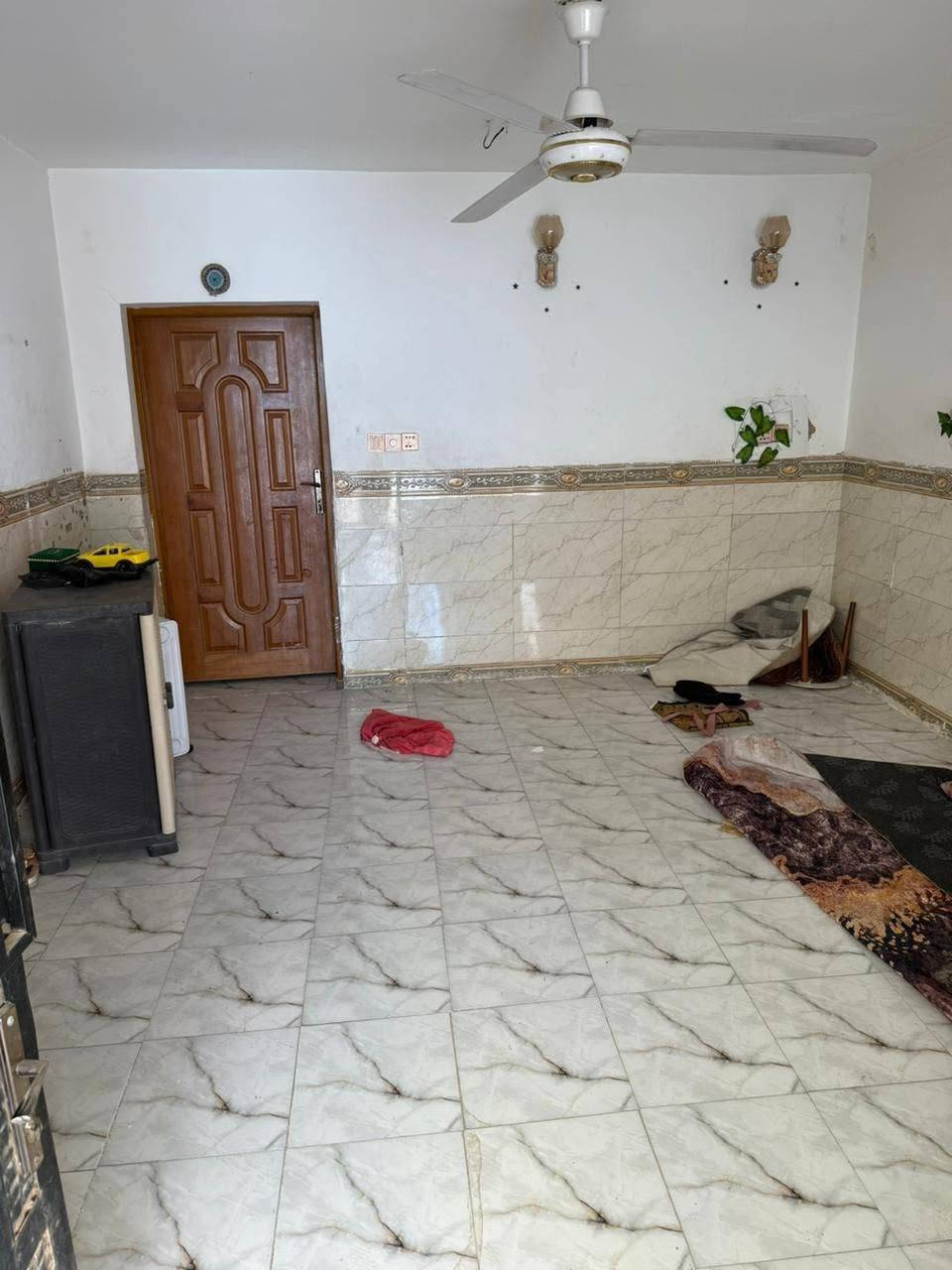 بيت للبيع الشعب شارع عدن قرب جامع الشروفي مساحه 80 طابو صرف ب 150 وبي مجال مراجعه ولستفسار ***********
