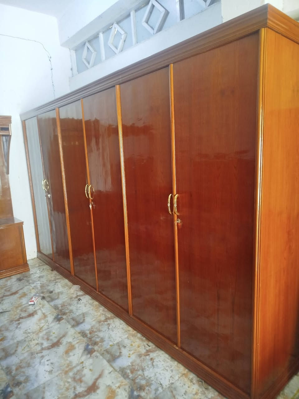 غرفه أم سته تزكام للبيع
سعر 1100 وبي مجال 
العنوان العزه القديمة 
***********
***********
